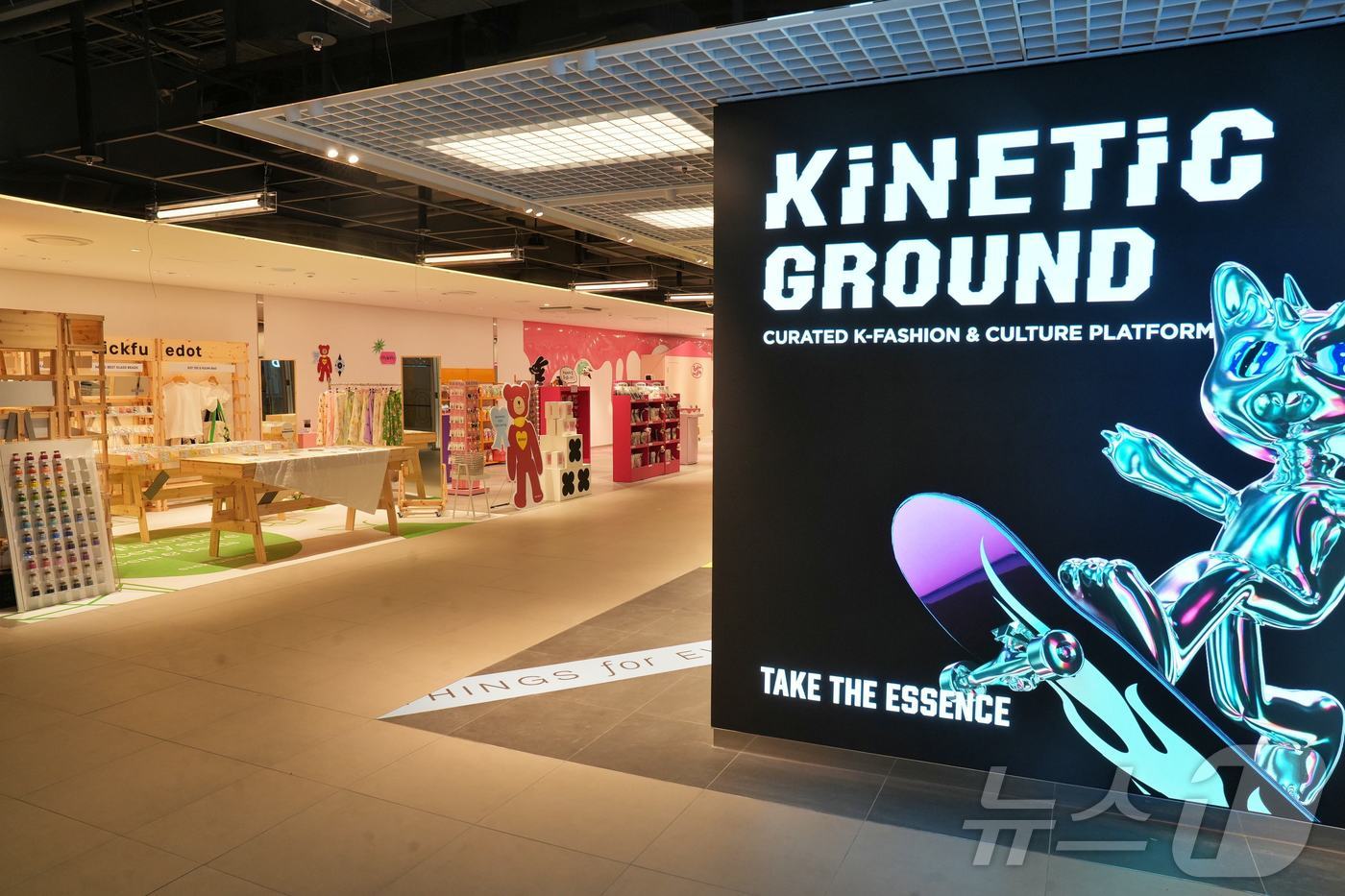 (서울=뉴스1) = 롯데백화점은 오는 26일 잠실점 2층에 K-패션 전문관인 '키네틱 그라운드(KINETIC GROUND)' 두 번째 매장을 오픈한다. 약 5,000㎡(1,500평 …