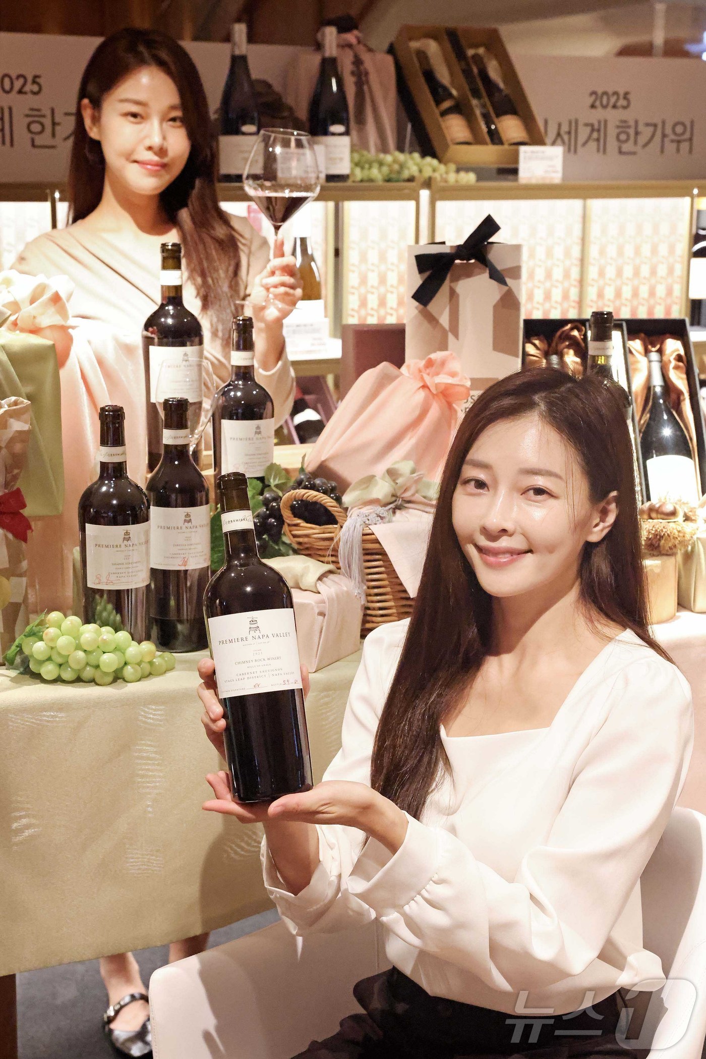 (서울=뉴스1) = 신세계백화점이 이번 추석을 맞아 세계적인 진귀한 미국 나파밸리의 와인을 선보인다고 25일 밝혔다.이번에 소개하는 와인들은 신세계백화점의 와인 바이어와 소믈리에가 …