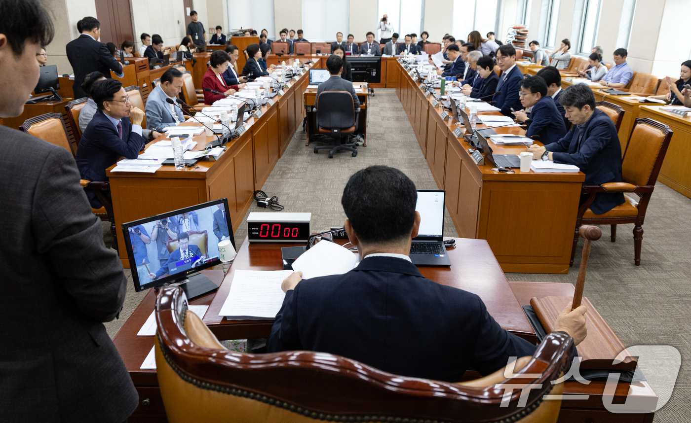 (서울=뉴스1) 이승배 기자 = 25일 서울 여의도 국회에서 열린 제429회국회(정기회) 행정안전위원회 제7차 전체회의에서 신정훈 위원장이 의사봉을 두드리고 있다. 2025.9.2 …