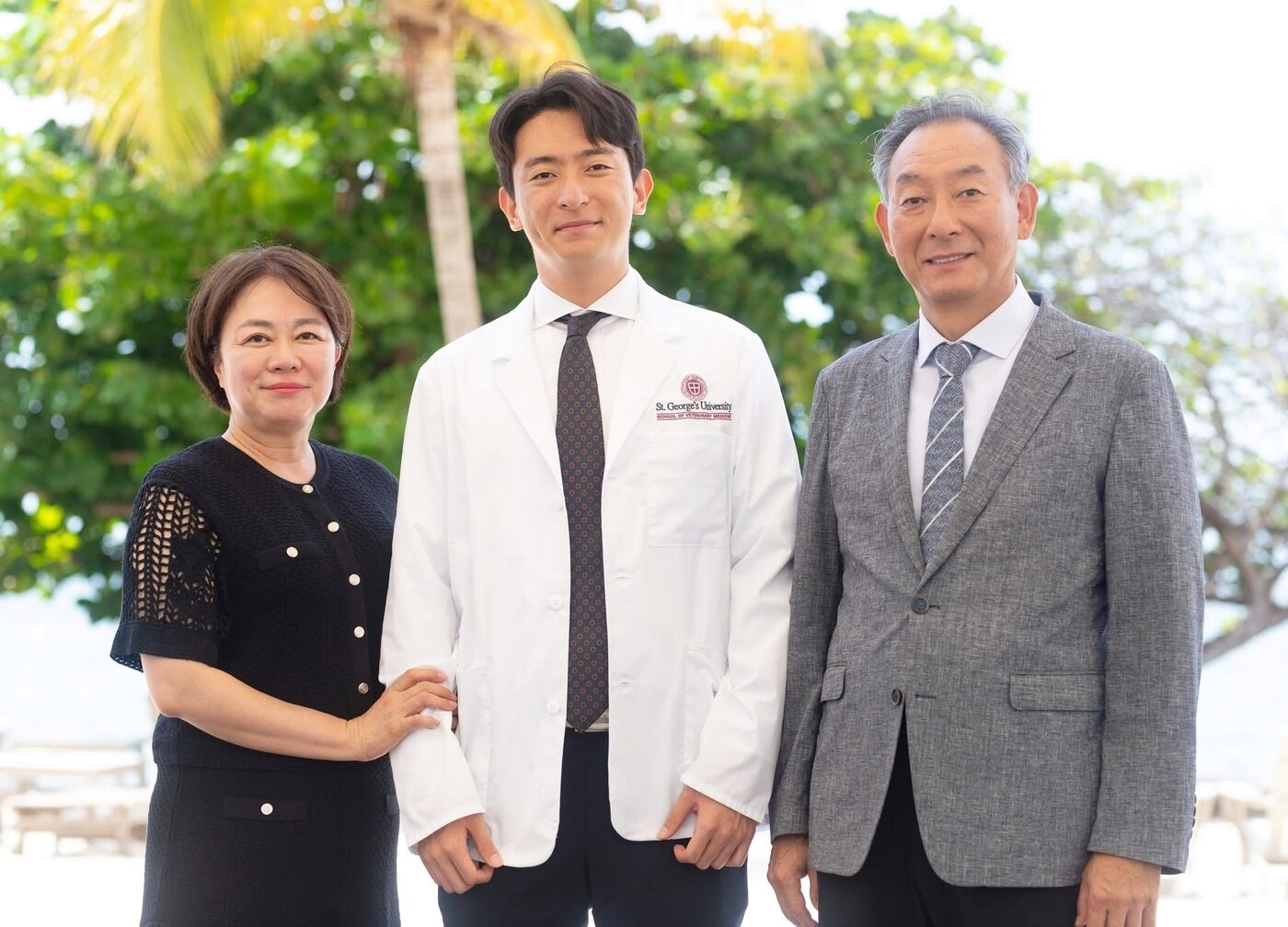 본문 이미지 - 왼쪽부터 신사경 수의사와 이남주 씨, 이은송 수의사 가족(학교 제공) ⓒ 뉴스1