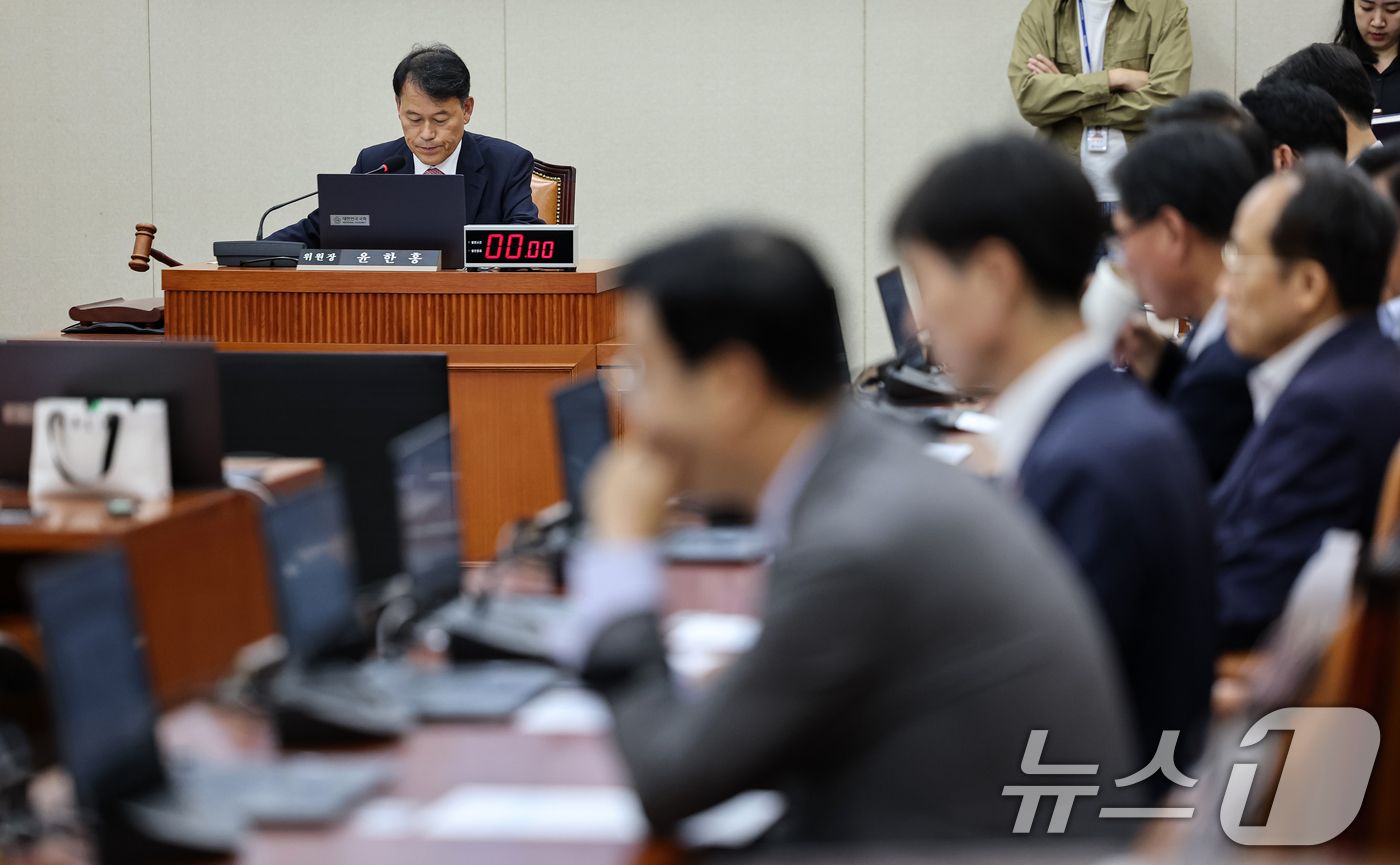 (서울=뉴스1) 이승배 기자 = 25일 서울 여의도 국회에서 열린 제429회국회(정기회) 정무위원회 제3차 전체회의에서 윤한홍 위원장이 의사봉을 두드리고 있다. 2025.9.25/ …