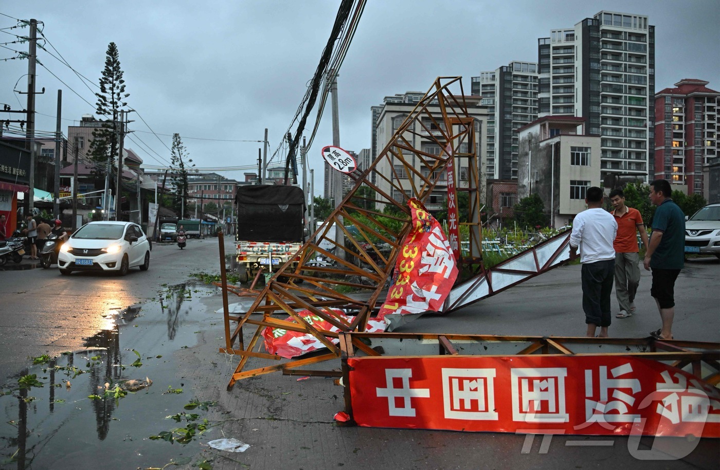 (양장 AFP=뉴스1) 권준언 기자 = 24일(현지시간) 중국 남부 광둥성 양장시에서 태풍 라가사가 지나간 후 무너진 철제 구조물을 철거하는 시민들. 이날 태풍의 영향으로 광둥성 …