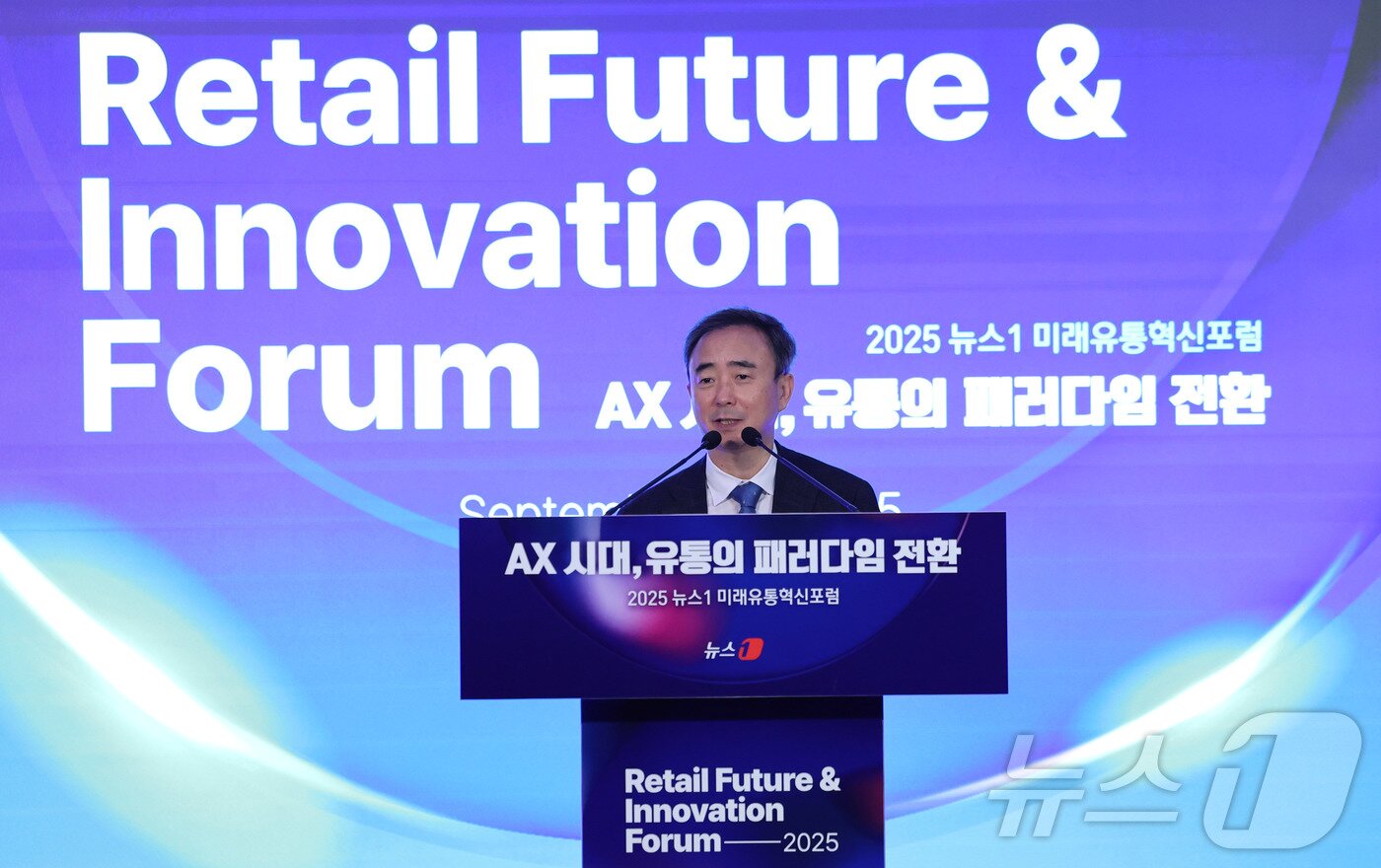 본문 이미지 - 임문영 국가인공지능전략위원회 부위원장이 25일 서울 소공동 롯데호텔에서 &#39;AX 시대, 유통의 패러다임 전환&#39;을 주제로 열린 &#39;2025 뉴스1 미래유통혁신포럼&#40;RFIF&#41;&#39;에서 기조강연을 하고 있다. 2025.9.25/뉴스1 ⓒ News1 박지혜 기자