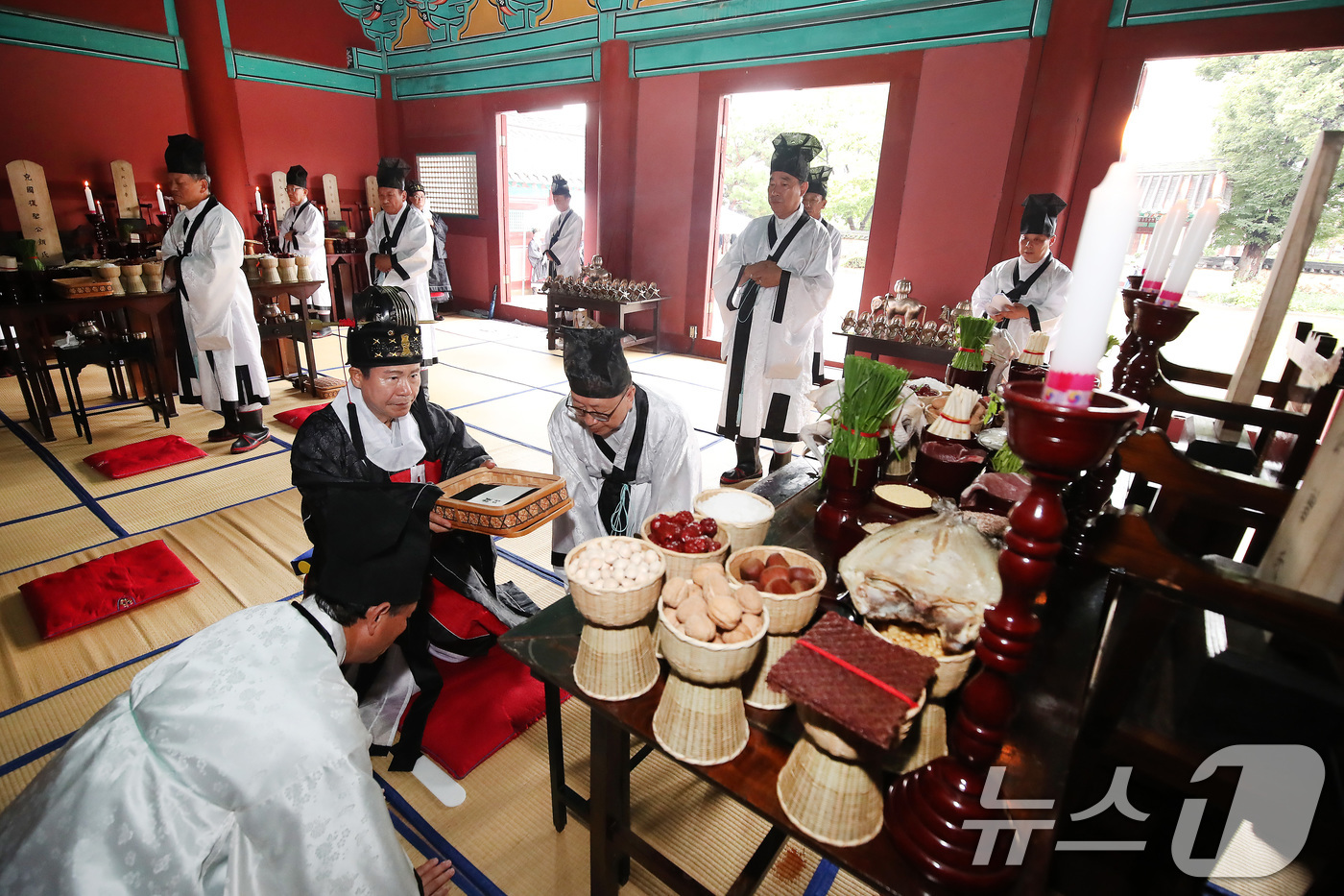 (대구=뉴스1) 공정식 기자 = 음력 8월 상정일(上丁日)인 25일 오전 대구 중구 대구향교 대성전에서 봉행된 추기석전대제(秋期釋奠大祭)에서 초헌관을 맡은 류규하 중구청장이 제를 …