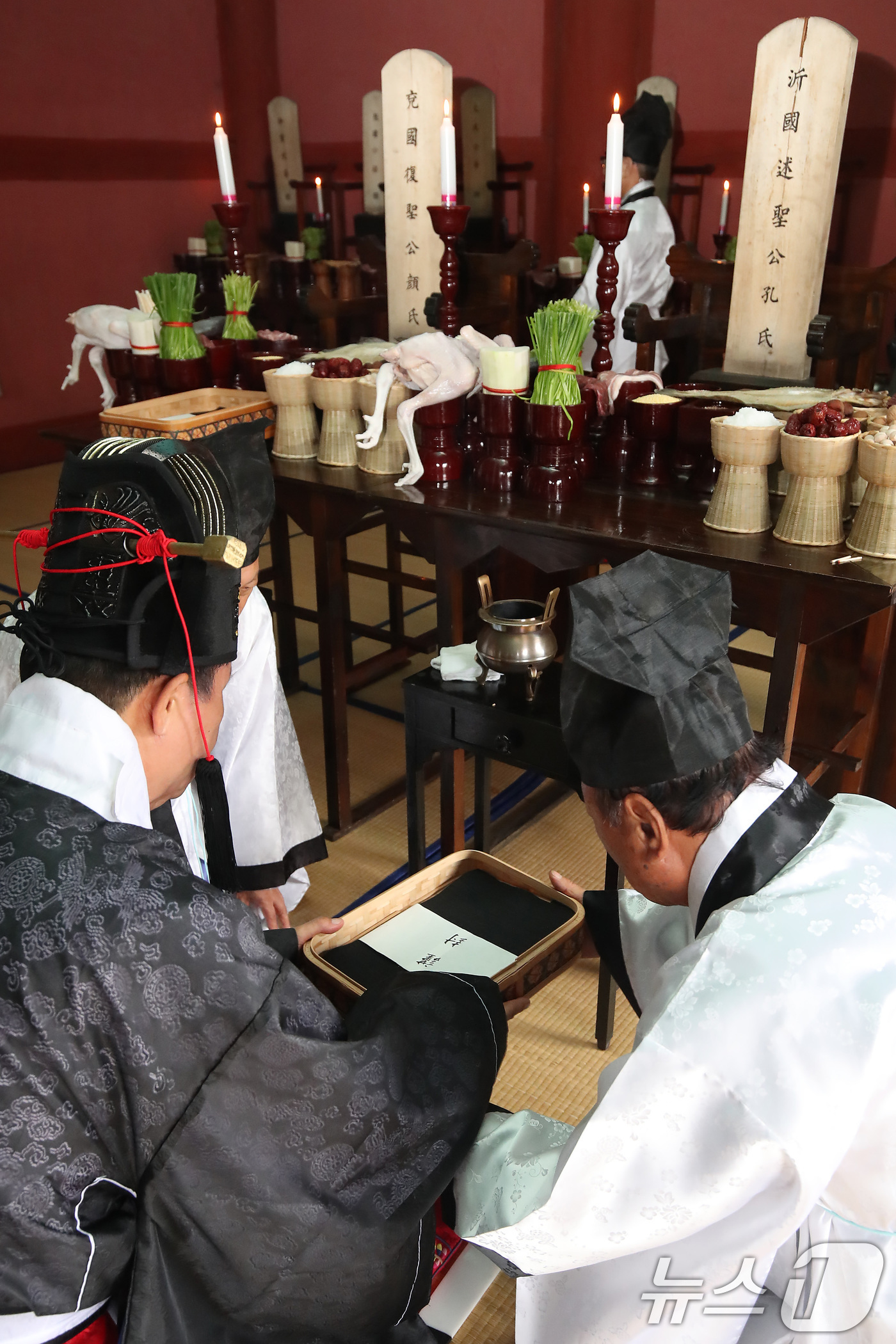 (대구=뉴스1) 공정식 기자 = 음력 8월 상정일(上丁日)인 25일 오전 대구 중구 대구향교 대성전에서 봉행된 추기석전대제(秋期釋奠大祭)에서 초헌관을 맡은 류규하 중구청장이 제를 …