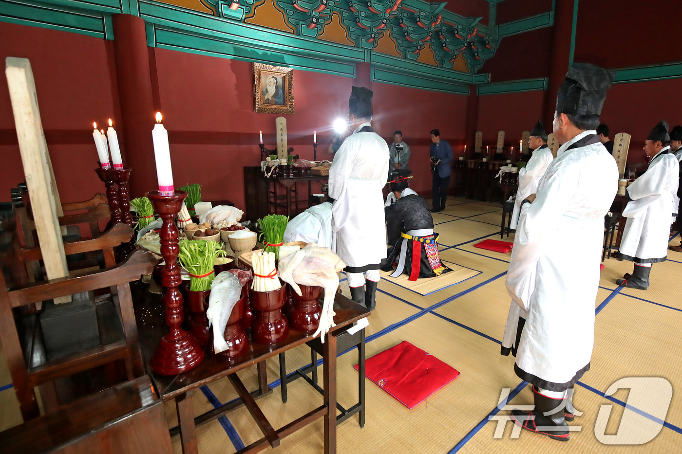 (대구=뉴스1) 공정식 기자 = 음력 8월 상정일(上丁日)인 25일 오전 대구 중구 대구향교 대성전에서 봉행된 추기석전대제(秋期釋奠大祭)에서 초헌관을 맡은 류규하 중구청장이 제를 …