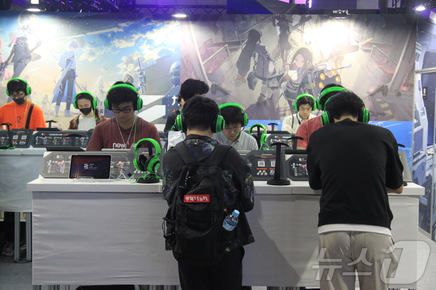 본문 이미지 - 25일 도쿄게임쇼&#40;TGS&#41; 스마일게이트 부스를 찾은 관람객들이 신작  &#39;카오스 제로 나이트메어&#39; 를 시연하고 있다. TGS는 이날 일본 지바현 마쿠하리 멧세에서 개막했다. 올해 TGS에서는 넷마블, 엔씨소프트, 넥슨, 펄어비스, 컴투스, 스마일게이트 등 주요 한국 게임사도 게임을 선보인다.2025.9.25/뉴스1 ⓒ News1 김민재 기자