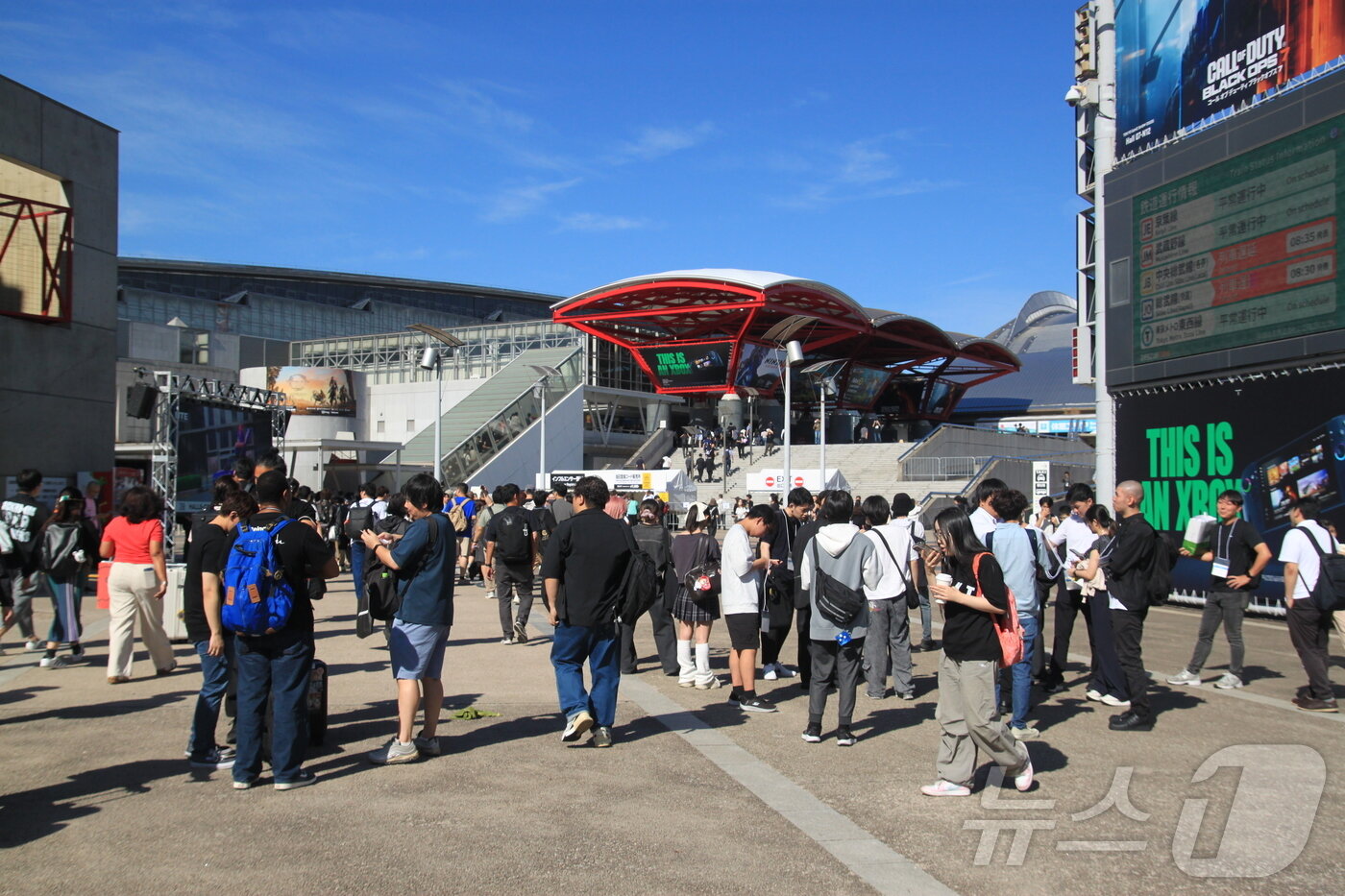 본문 이미지 - 도쿄게임쇼&#40;TGS&#41;가 일본 지바현 마쿠하리 멧세에서 25일 개막했다. 게임업계 관계자들은 이날 오전부터 전시장을 찾아 게임을 둘러봤다.2025.9.25/뉴스1 ⓒ News1 김민재 기자