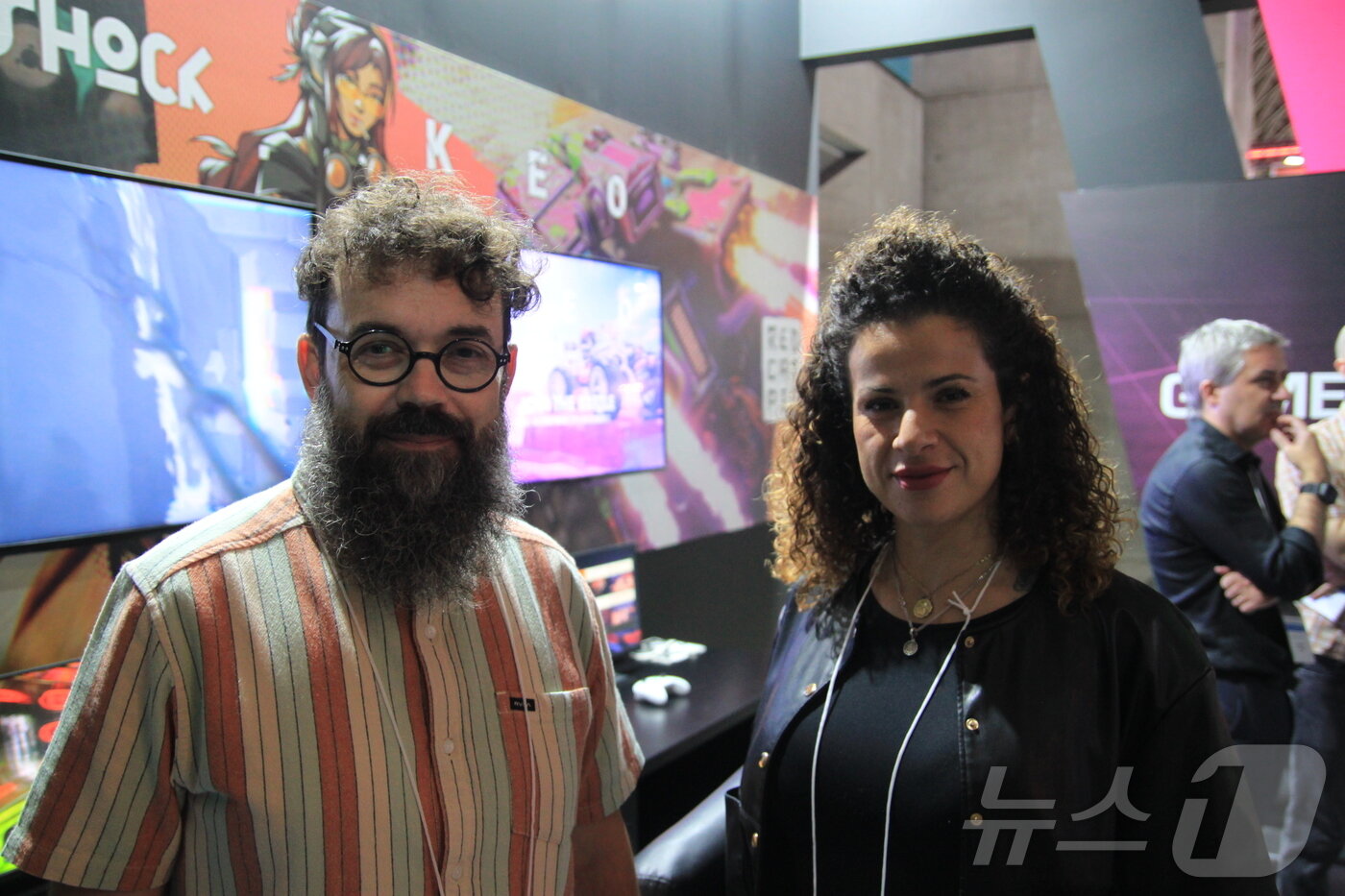본문 이미지 - 마르코 베탕쿠르  &#39;레드캣피그&#39;&#40;REDCATPIG&#41; 대표&#40;왼쪽&#41;가 25일 도쿄게임쇼&#40;TGS&#41; 부스에서 뉴스1과 인터뷰하고 있다. 베탕쿠르 대표는 이날 포르투갈 중소 게임사 두 곳과 함께 일본을 찾았다.2025.9.25/뉴스1 ⓒ News1 김민재 기자