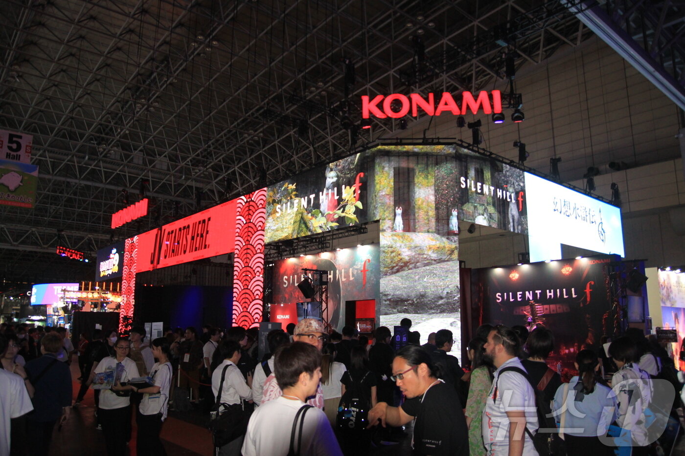 본문 이미지 - 25일 도쿄게임쇼(TGS) 부스가 방문객으로 붐비고 있다. TGS는 이날 일본 지바현 마쿠하리 멧세에서 개막했다.2025.9.25 ⓒ 뉴스1 김민재 기자