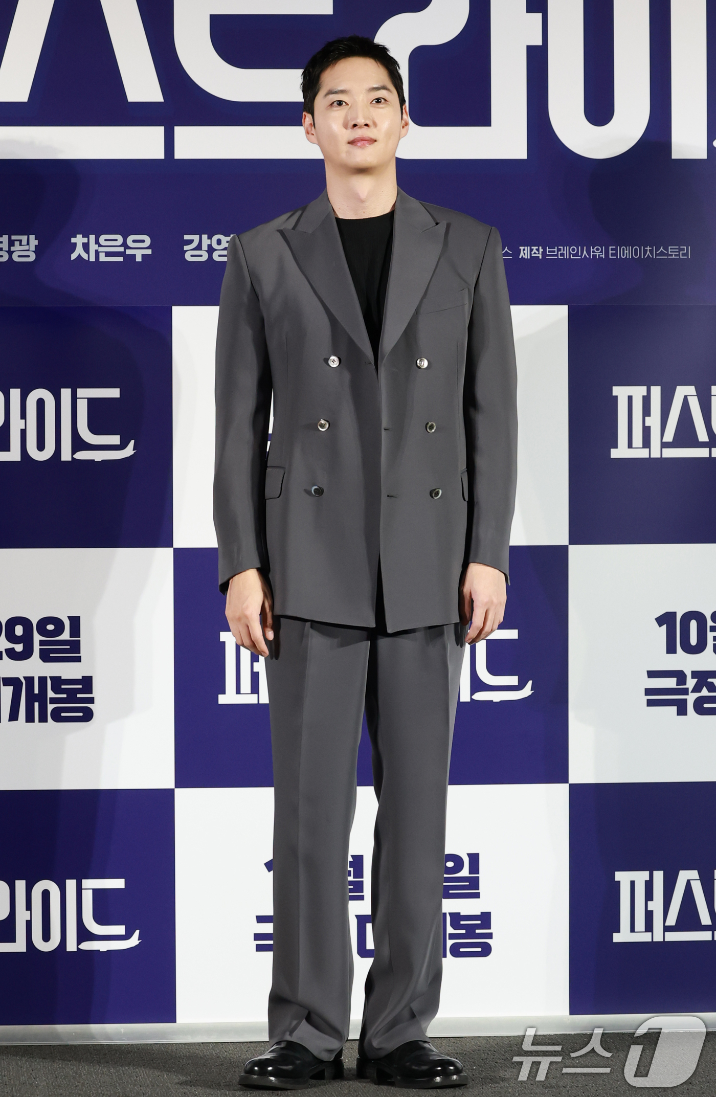 (서울=뉴스1) 권현진 기자 = 배우 강영석이 25일 오전 서울 용산구 CGV용산아이파크몰에서 열린 영화 '퍼스트 라이드'(감독 남대중) 제작보고회에 참석해 포즈를 취하고 있다. …