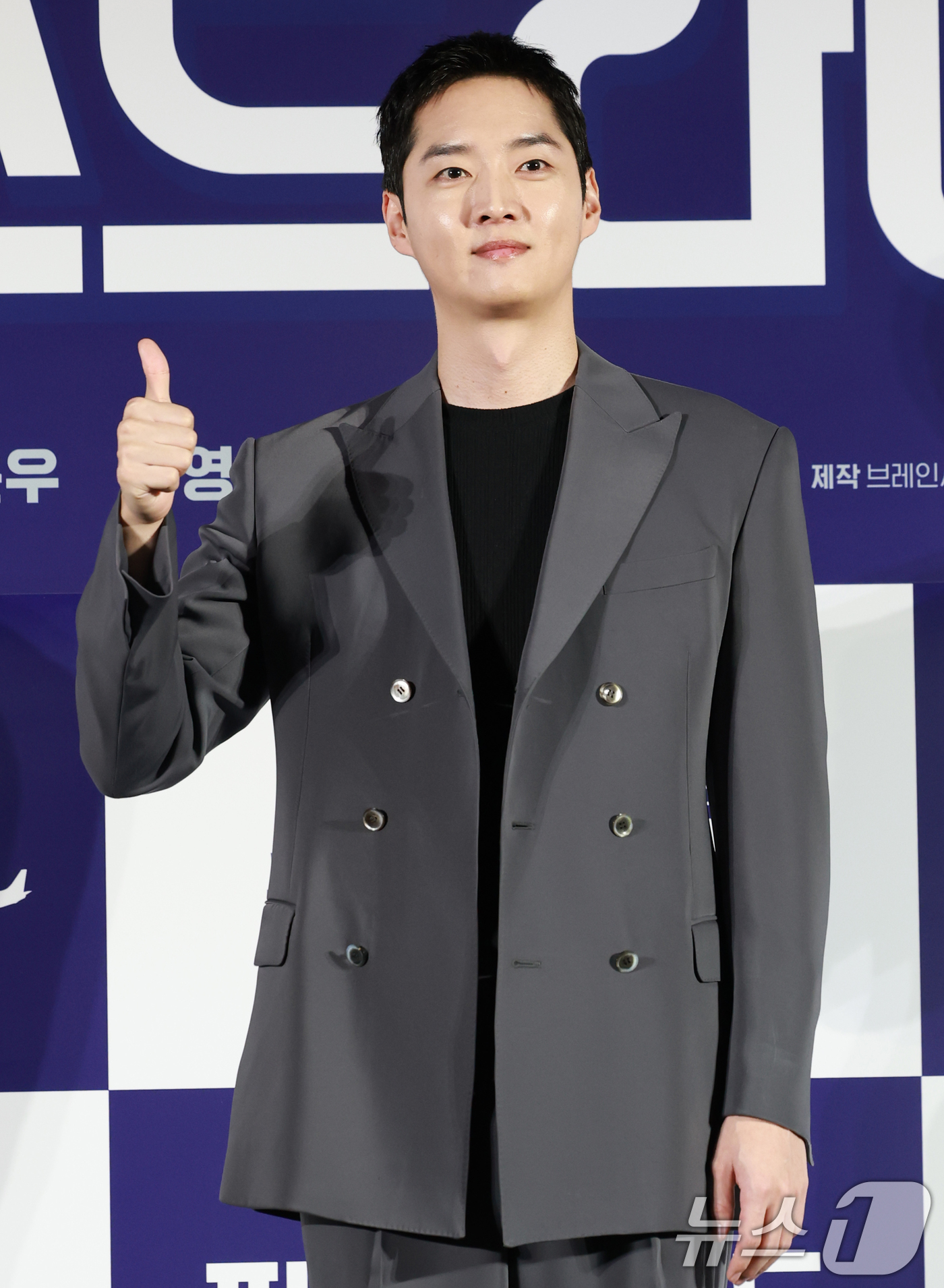 (서울=뉴스1) 권현진 기자 = 배우 강영석이 25일 오전 서울 용산구 CGV용산아이파크몰에서 열린 영화 '퍼스트 라이드'(감독 남대중) 제작보고회에 참석해 포즈를 취하고 있다. …