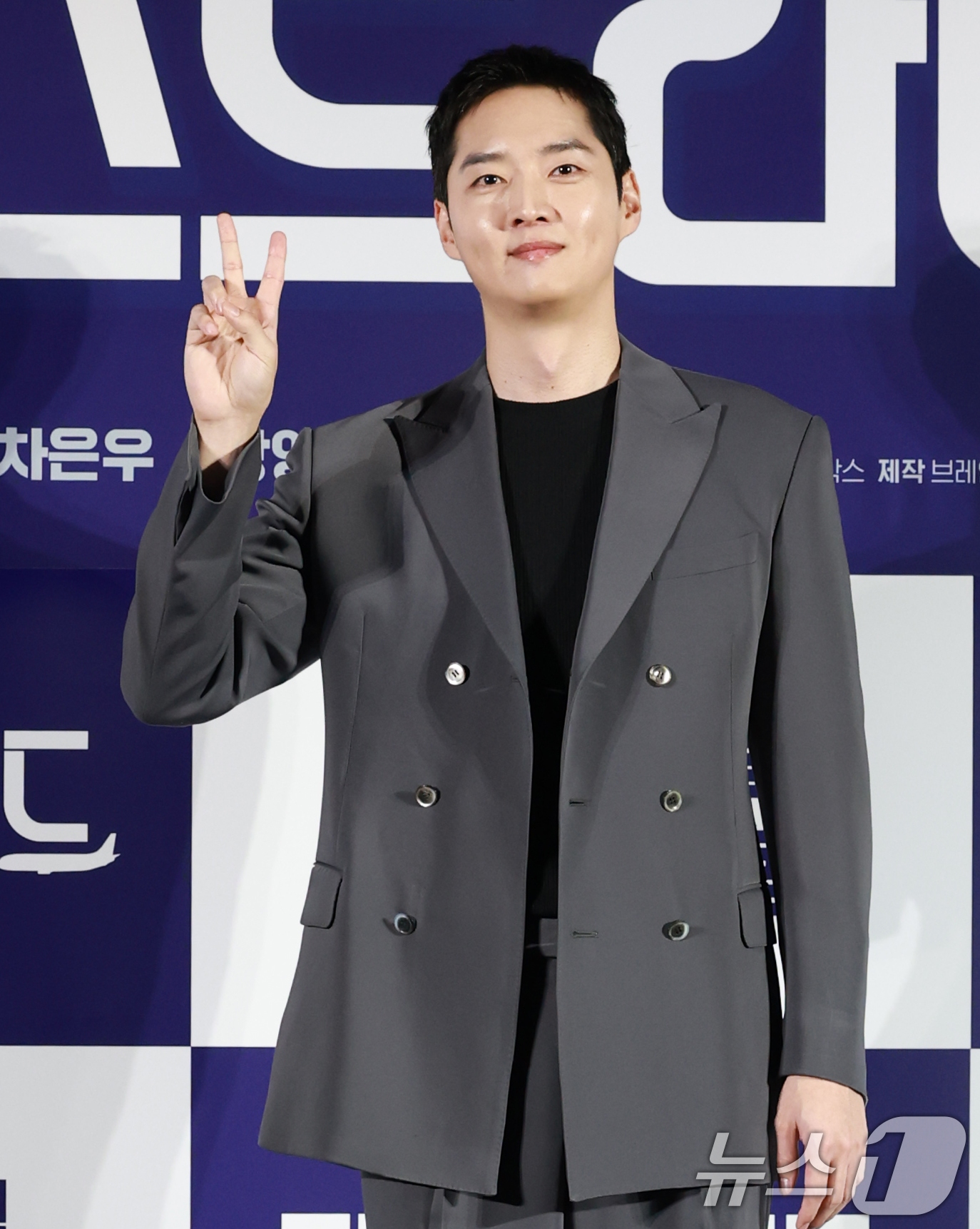 (서울=뉴스1) 권현진 기자 = 배우 강영석이 25일 오전 서울 용산구 CGV용산아이파크몰에서 열린 영화 '퍼스트 라이드'(감독 남대중) 제작보고회에 참석해 포즈를 취하고 있다. …