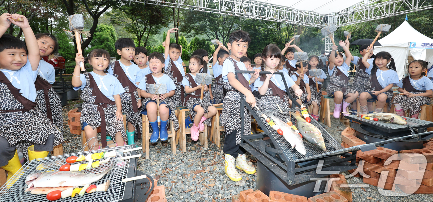 (완주=뉴스1) 유경석 기자 = 완주 와일드&로컬푸드 축제 개막을 하루 앞둔 25일 전북 완주군 고산자연휴양림 일원에 마련된 행사장을 찾은 어린이들이 사전 체험을 하고 있다. 20 …