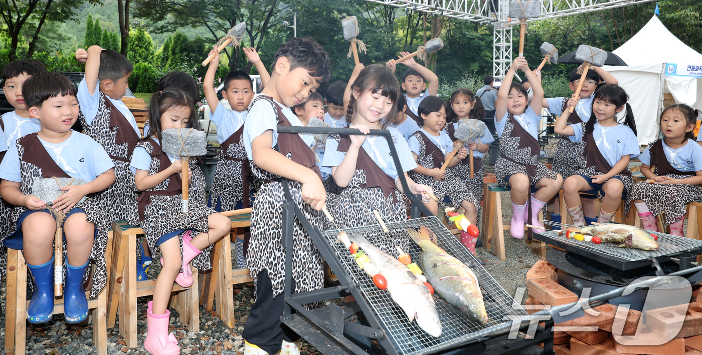 (완주=뉴스1) 유경석 기자 = 완주 와일드&로컬푸드 축제 개막을 하루 앞둔 25일 전북 완주군 고산자연휴양림 일원에 마련된 행사장을 찾은 어린이들이 사전 체험을 하고 있다. 20 …