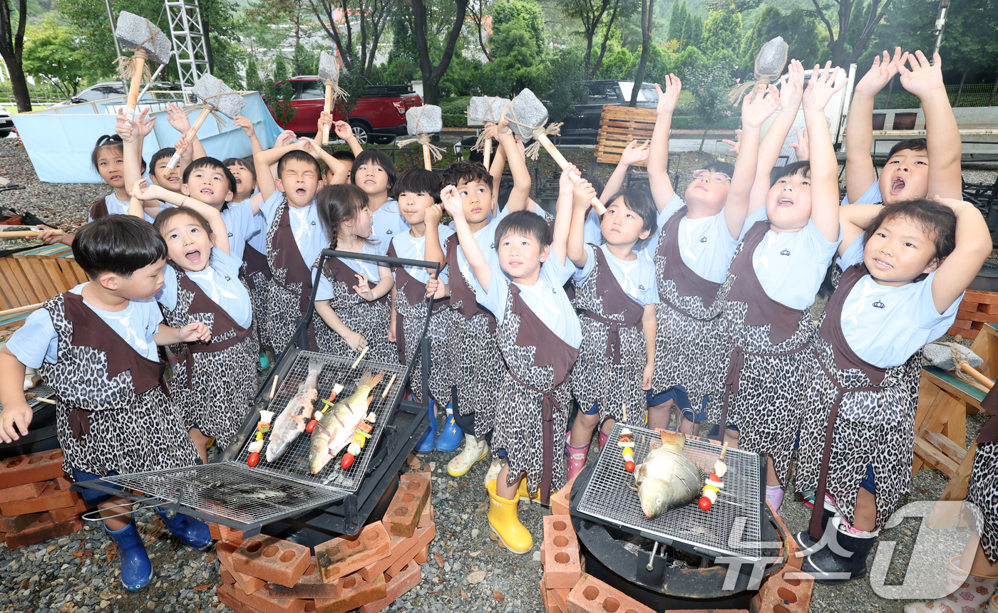(완주=뉴스1) 유경석 기자 = 완주 와일드&로컬푸드 축제 개막을 하루 앞둔 25일 전북 완주군 고산자연휴양림 일원에 마련된 행사장을 찾은 어린이들이 사전 체험을 하고 있다. 20 …