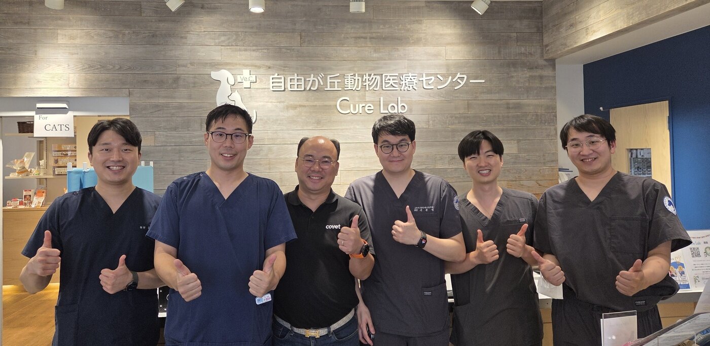 본문 이미지 - 스카이동물메디컬센터 외과 의료진이 일본 지유가오카 동물의료센터에 방문해 기념 사진을 찍고 있다&#40;병원 제공&#41;. ⓒ 뉴스1