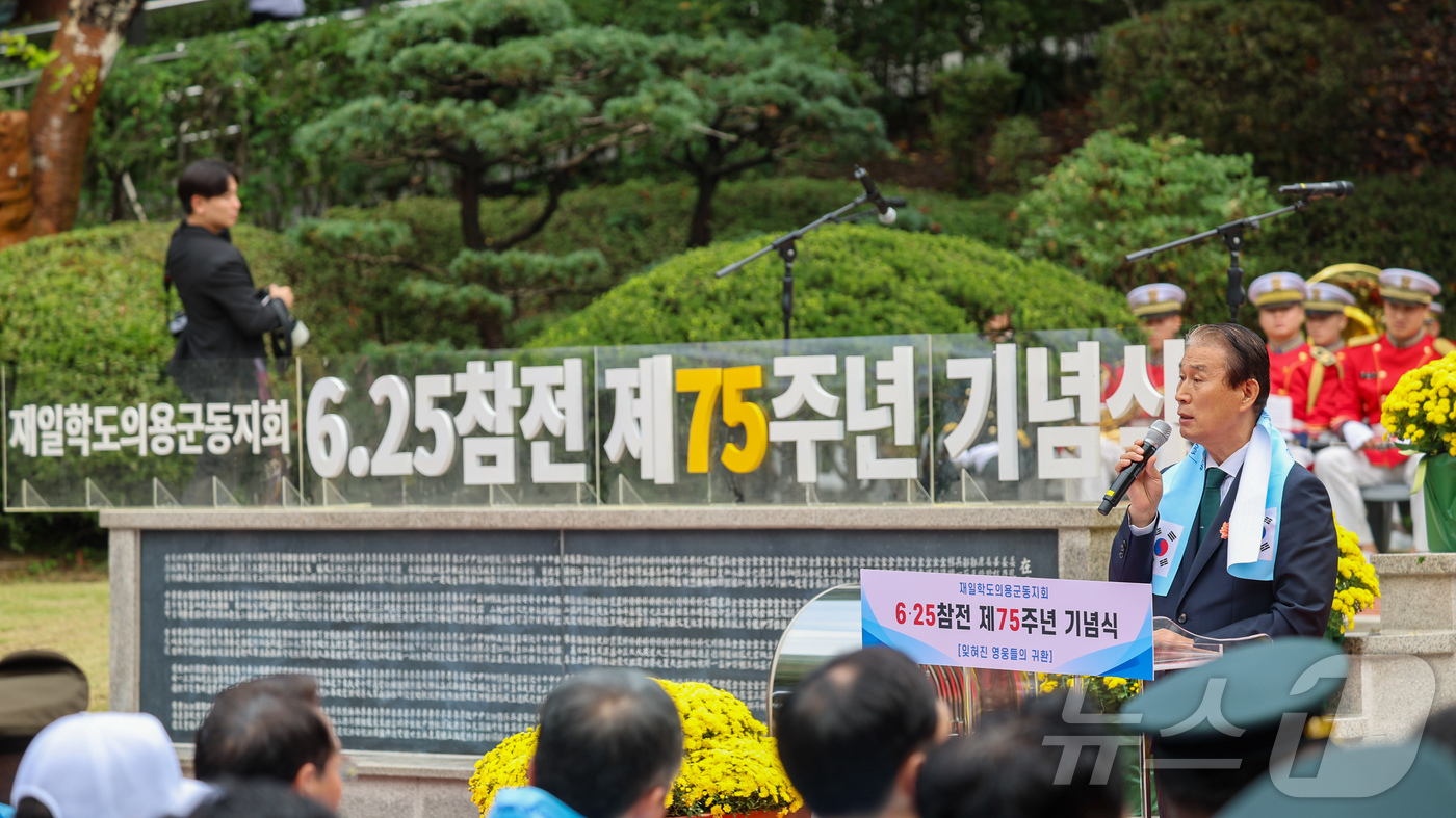 (서울=뉴스1) = 권오을 국가보훈부 장관이 25일 오전 인천 수봉공원내에서 열린 재일학도의용군 6.25참전 제75주년 기념식에 참석하여 이재명 대통령 기념사를 대독하고 있다. ( …