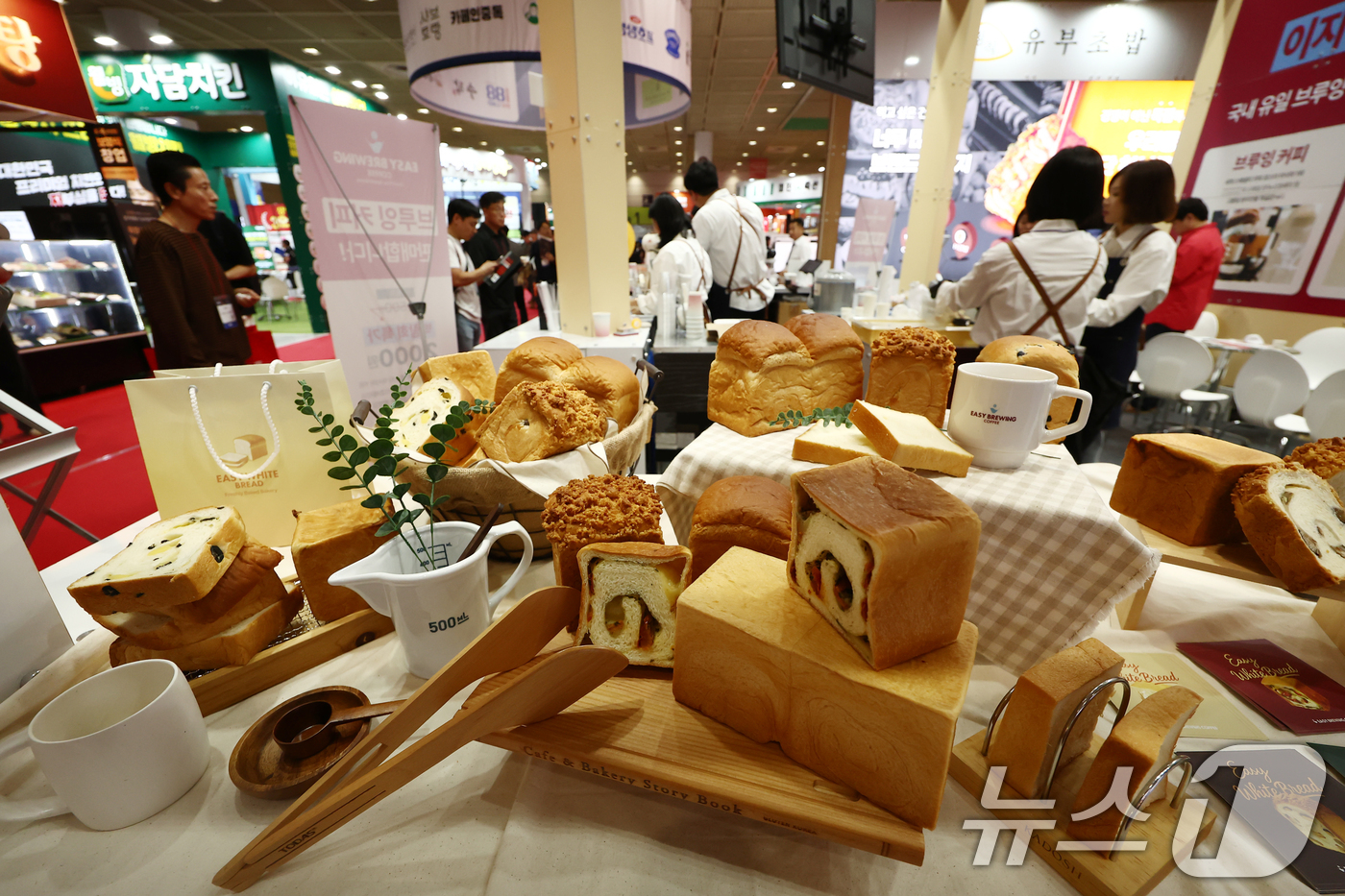 (서울=뉴스1) 김민지 기자 = 25일 서울 강남구 코엑스에서 열린 2025 IFS 프랜차이즈 창업·산업 박람회를 찾은 방문객들이 창업 상담을 받고 있다. 2025.9.25/뉴스1 …