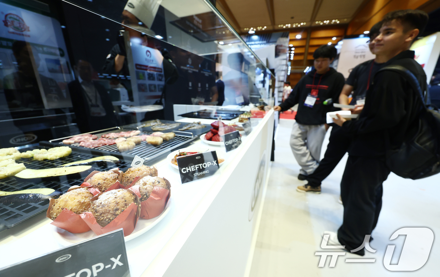 (서울=뉴스1) 김민지 기자 = 25일 서울 강남구 코엑스에서 열린 2025 IFS 프랜차이즈 창업·산업 박람회를 찾은 방문객들이 창업 상담을 받고 있다. 2025.9.25/뉴스1 …