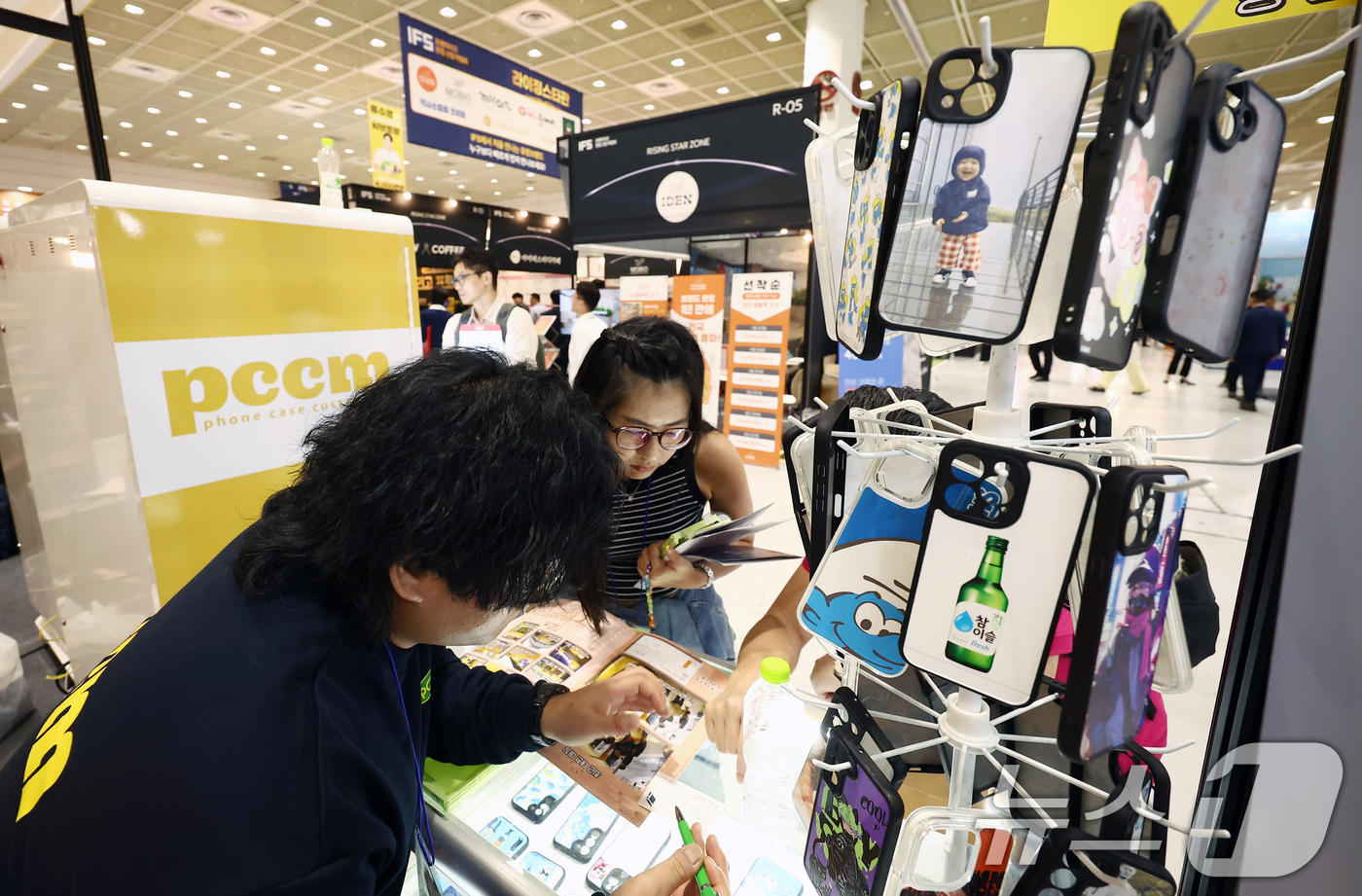 (서울=뉴스1) 김민지 기자 = 25일 서울 강남구 코엑스에서 열린 2025 IFS 프랜차이즈 창업·산업 박람회를 찾은 방문객들이 창업 상담을 받고 있다. 2025.9.25/뉴스1 …