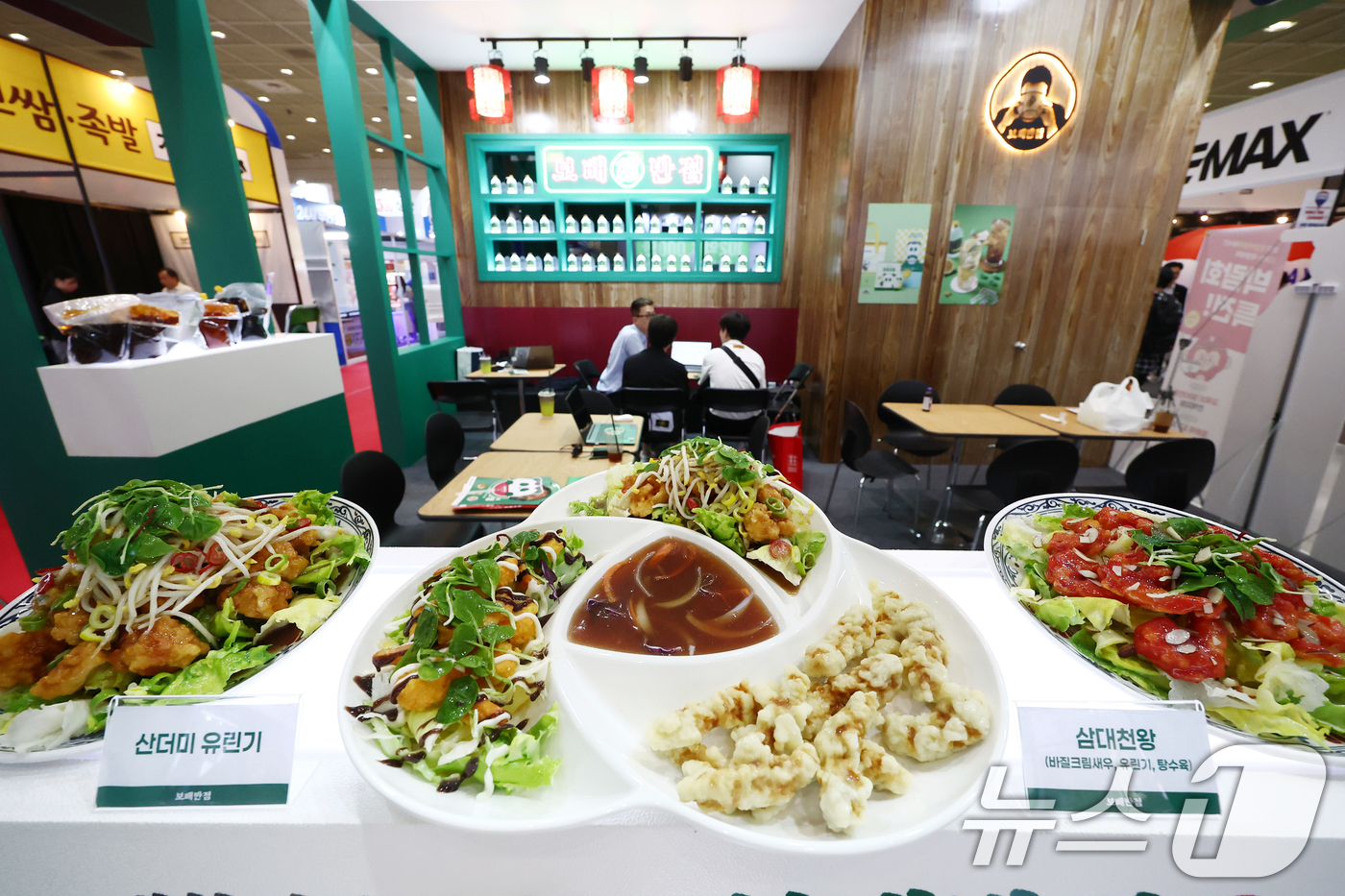 (서울=뉴스1) 김민지 기자 = 25일 서울 강남구 코엑스에서 열린 2025 IFS 프랜차이즈 창업·산업 박람회를 찾은 방문객들이 창업 상담을 받고 있다. 2025.9.25/뉴스1 …