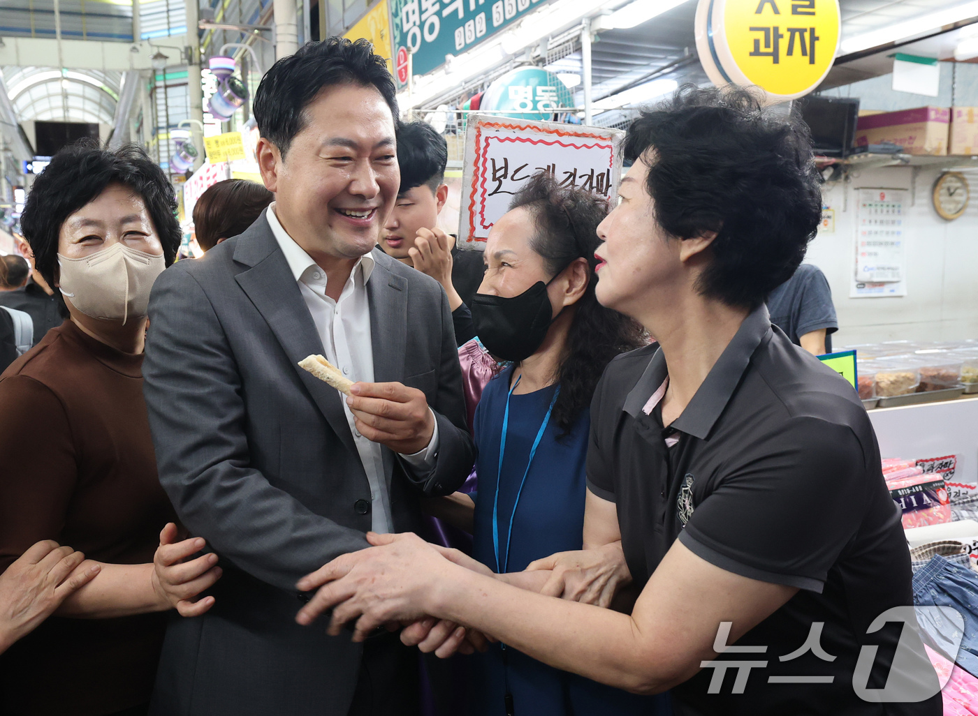 (대전=뉴스1) 김기태 기자 = 장동혁 국민의힘 대표가 25일 대전 동구 중앙시장을 방문해 시민과 인사하고 있다. 2025.9.25/뉴스1