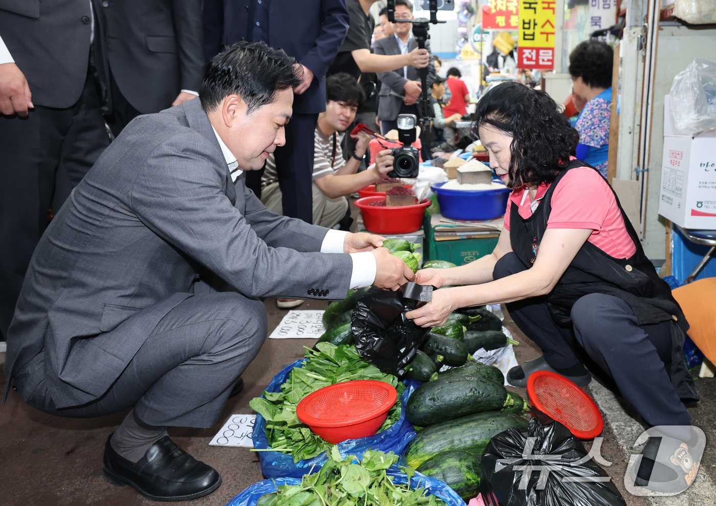 (대전=뉴스1) 김기태 기자 = 장동혁 국민의힘 대표가 25일 대전 동구 중앙시장을 방문해 나물을 구입하고 있다. 2025.9.25/뉴스1