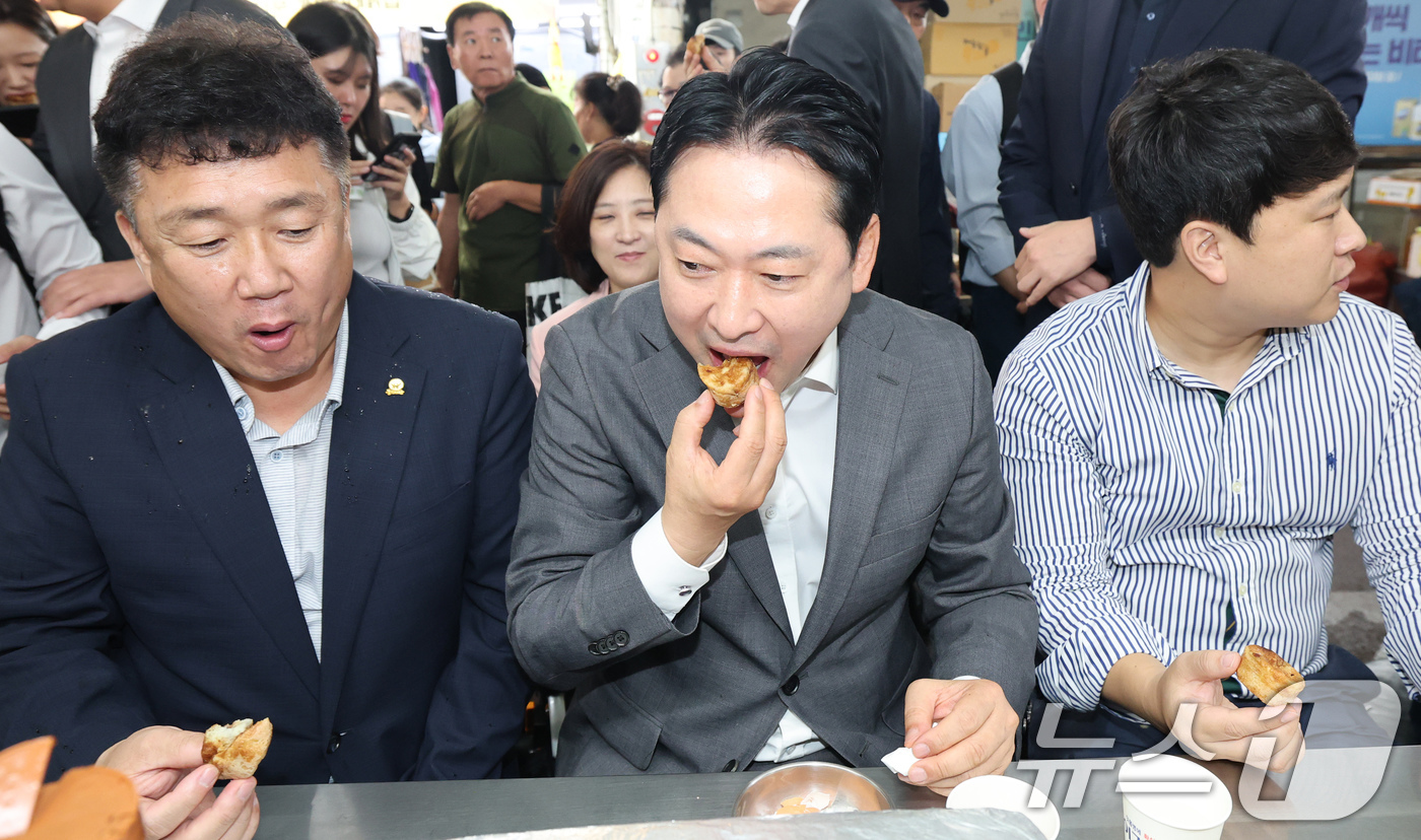 (대전=뉴스1) 김기태 기자 = 장동혁 국민의힘 대표가 25일 대전 동구 중앙시장을 방문해 풀빵을 시식하고 있다. 2025.9.25/뉴스1