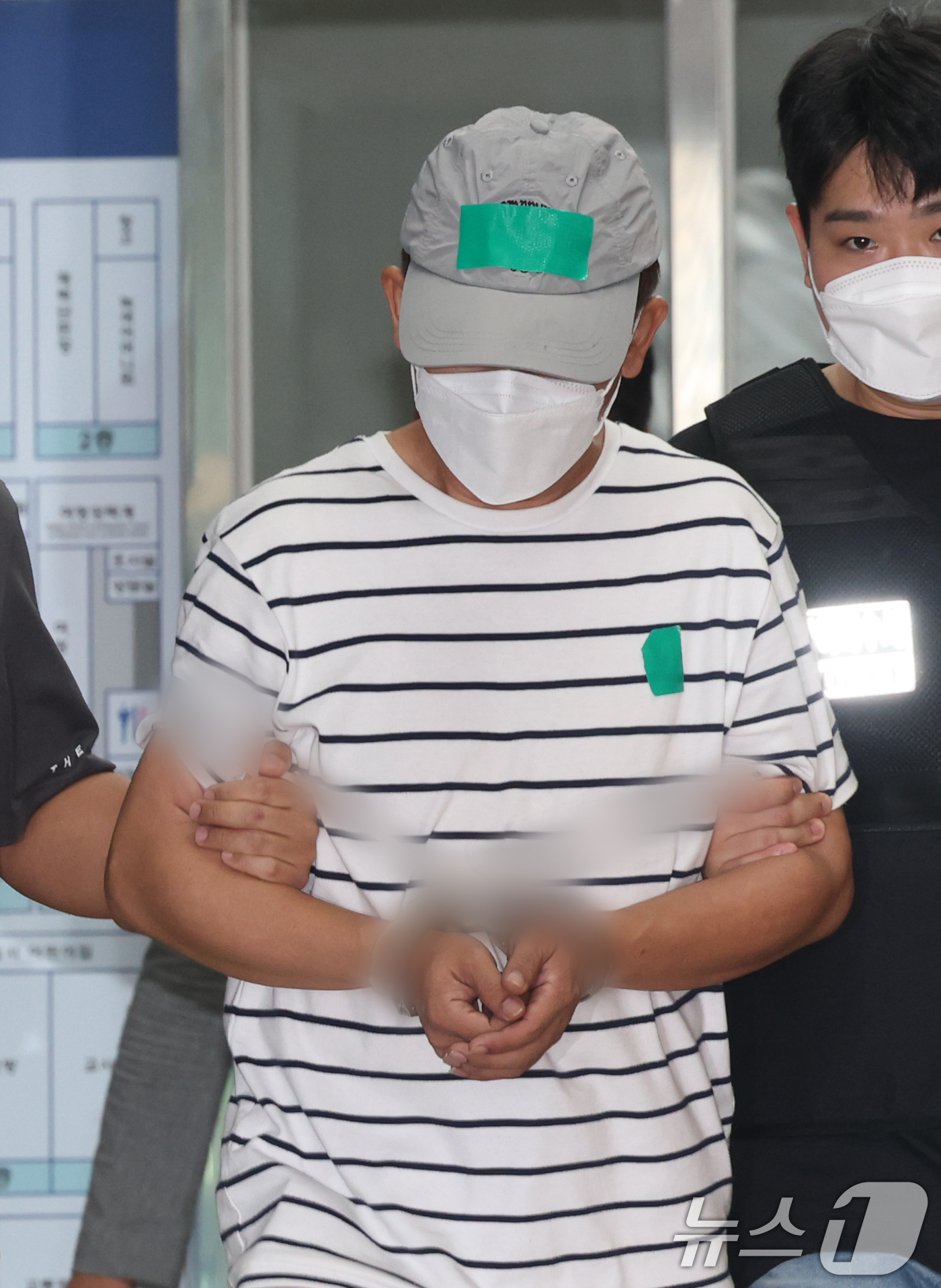 (수원=뉴스1) 김영운 기자 = 'KT무단결제 사건' 피의자인 B 씨(44·중국 국적)가 25일 경기 수원시 영통구 수원영통경찰서에서 나와 검찰로 구속 송치되고 있다.A 씨는 지난 …