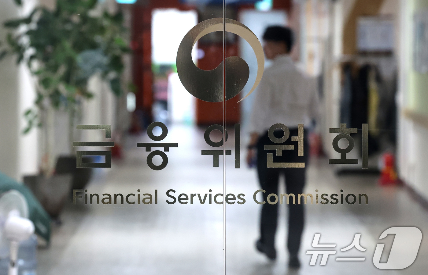 (서울=뉴스1) 임세영 기자 = 당정대가 금융감독원과 금융위원회의 분리·개편을 보류하기로 결정했다.한정애 더불어민주당 정책위의장은 25일 국회에서 열린 당정대 협의 종료 후 브리핑 …