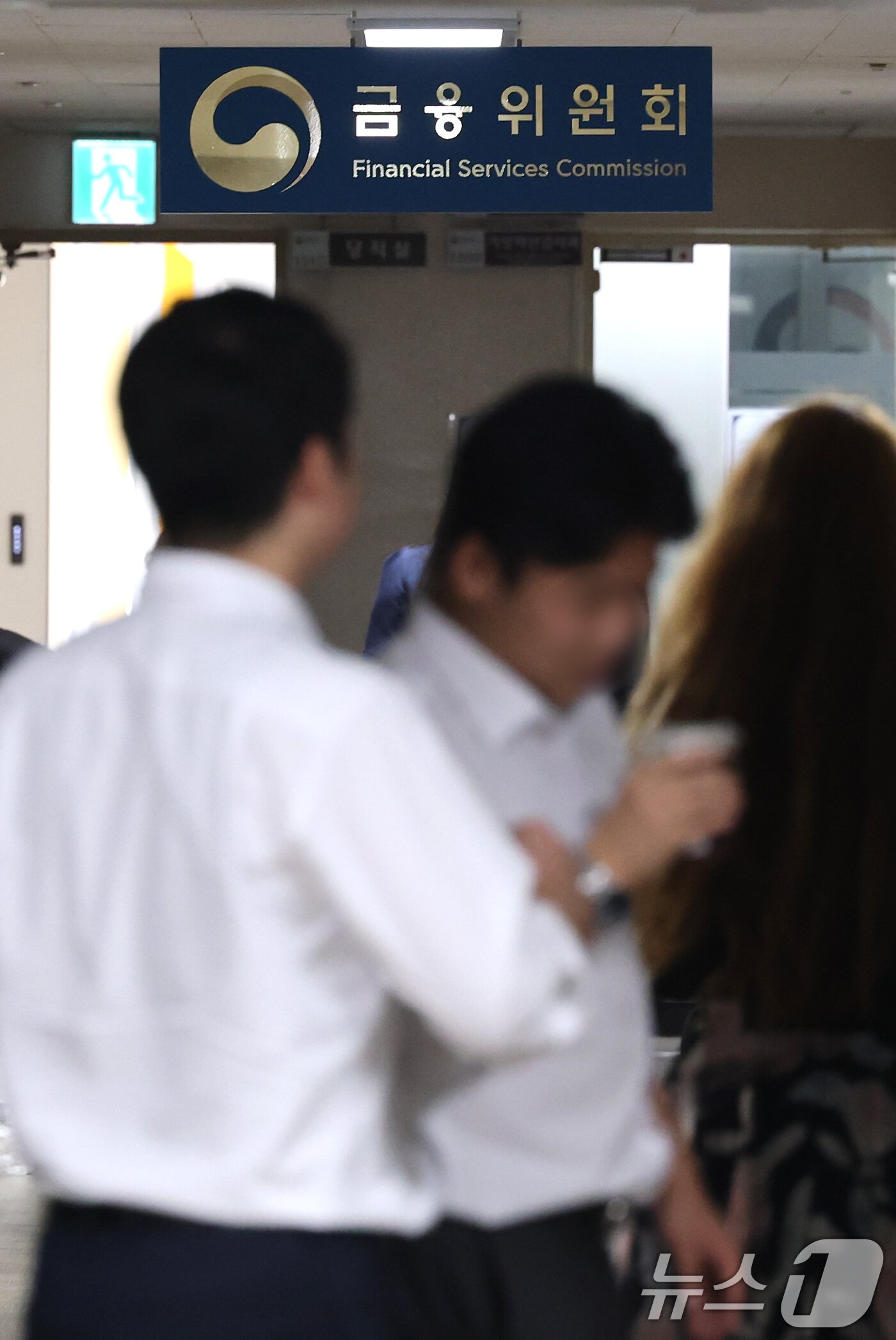 본문 이미지 - 당정대가 금융감독원과 금융위원회의 분리·개편을 보류하기로 결정했다. 한정애 더불어민주당 정책위의장은 25일 국회에서 열린 당정대 협의 종료 후 브리핑에서 &#34;금융위원회의 정책감독기능 분리, 금융소비자보호원 신설 등을 이번 정부 조직 개편에 담지 않기로 결정했다＂고 밝혔다. 사진은 이날 서울 종로구 정부서울청사 내 금융위원회 모습. 2025.9.25/뉴스1 ⓒ News1 임세영 기자