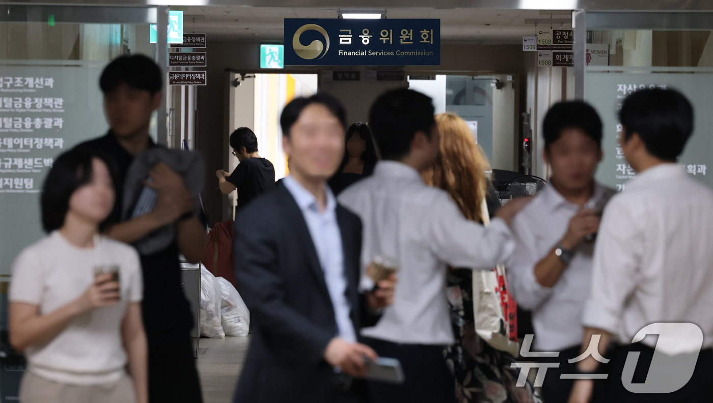 (서울=뉴스1) 임세영 기자 = 당정대가 금융감독원과 금융위원회의 분리·개편을 보류하기로 결정했다.한정애 더불어민주당 정책위의장은 25일 국회에서 열린 당정대 협의 종료 후 브리핑 …