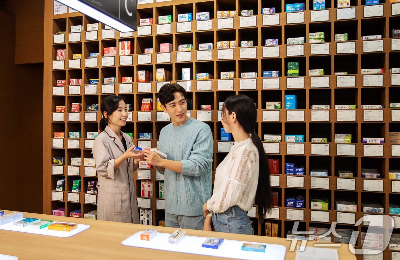 (서울=뉴스1) 이호윤 기자 = 도심형 큐레이션 대형 약국 모델인 옵티마 웰니스 뮤지엄 약국 강남점이 25일 오픈했다. 약국 지하 1층의 체험 측정 존에서 고객이 건강체크를 하고 …