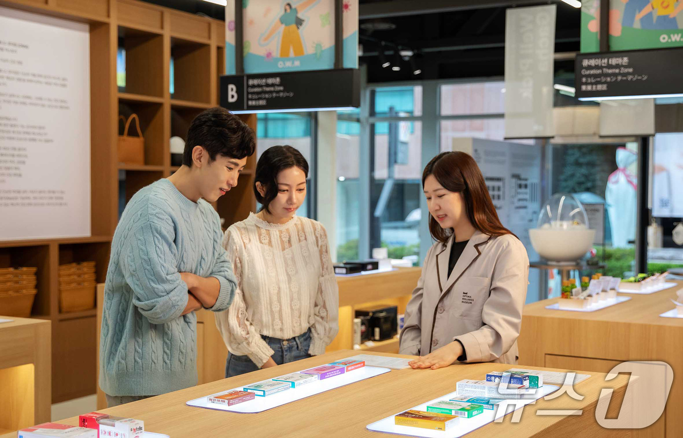 (서울=뉴스1) 이호윤 기자 = 약사의 전문성을 강화한 '도심형 큐레이션 대형 약국' 옵티마 웰니스 뮤지엄(OWM) 약국 강남점이 25일 오픈했다. 약사(왼쪽)가 1층 큐레이션 존 …