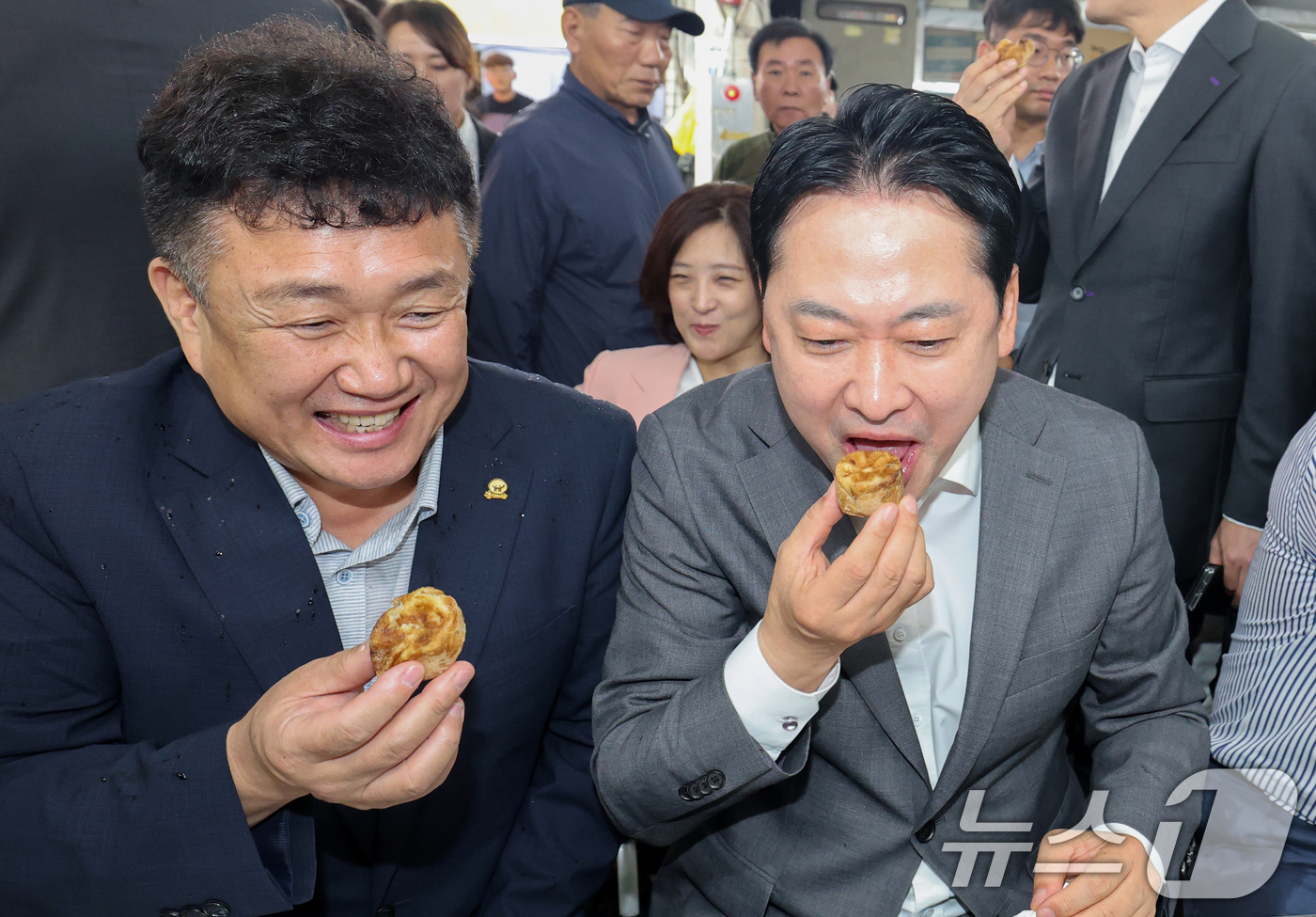 (대전=뉴스1) 김기태 기자 = 장동혁 국민의힘 대표가 25일 대전 동구 중앙시장을 방문해 풀빵을 시식하고 있다. 2025.9.25/뉴스1