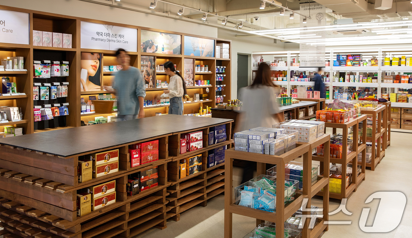(서울=뉴스1) 이호윤 기자 = 도심형 큐레이션 대형 약국 모델인 옵티마 웰니스 뮤지엄(OWM) 약국 강남점이 25일 오픈했다.  서울 강남역과 신논현역에서 도보 5~8분 거리에 …
