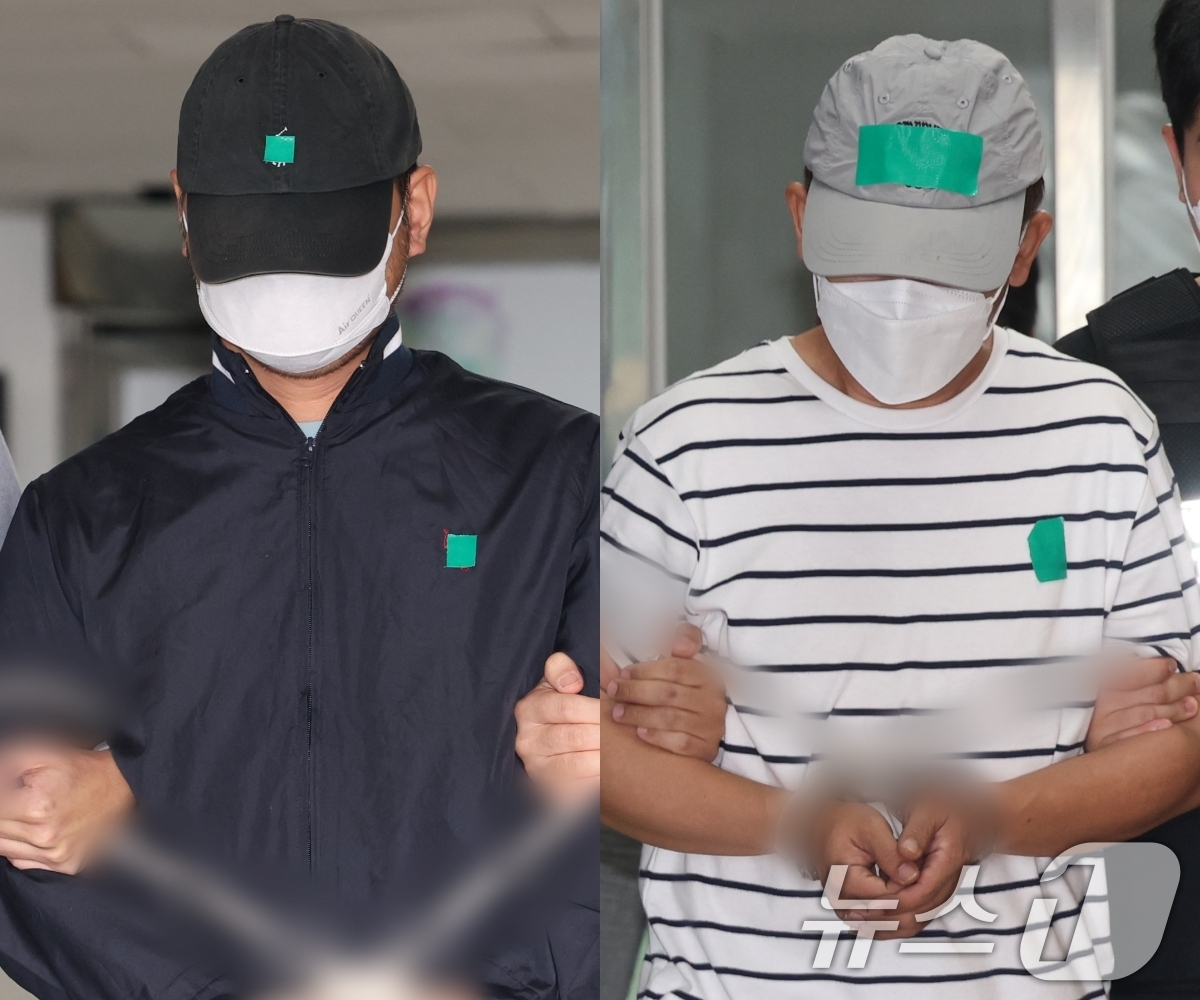 (수원=뉴스1) 김영운 기자 = 'KT무단결제 사건' 피의자인 A 씨(왼쪽)와 B 씨가 25일 경기 수원시 영통구 수원영통경찰서에서 나와 검찰로 구속 송치되고 있다.A 씨는 지난 …