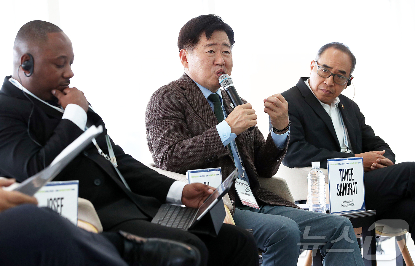 (서귀포=뉴스1) 오미란 기자 = 오영훈 제주특별자치도지사가 25일 오후 제주국제컨벤션센터 오션뷰에서 열린 \'2025 그린수소 글로벌 포럼\' 글로벌 라운드 테이블에서 발언하고 …