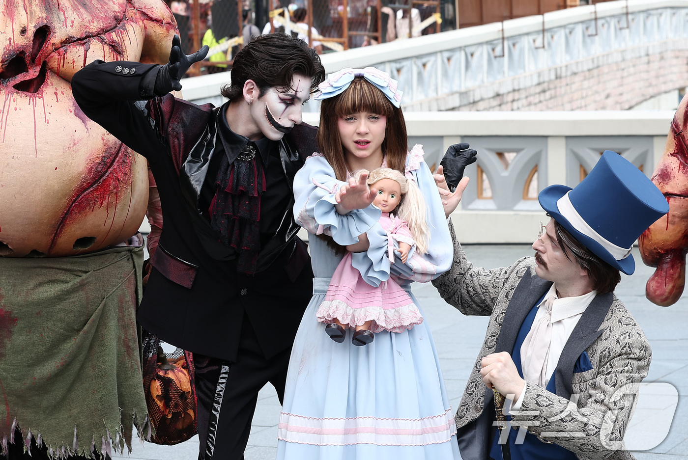 (서울=뉴스1) 김성진 기자 = 25일 서울 송파구 롯데월드 어드벤처 매직아일랜드에서 열린 호러 판타지 가을 시즌 축제에서 '더 마리오네트' 분장을 한 연기자들이 기념촬영을 하고 …