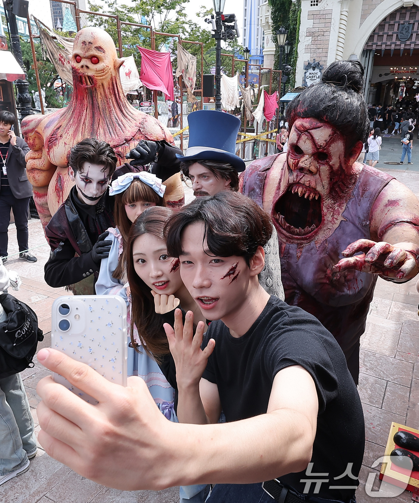 (서울=뉴스1) 김성진 기자 = 25일 서울 송파구 롯데월드 어드벤처 매직아일랜드에서 열린 호러 판타지 가을 시즌 축제에서 모델들이 '더 마리오네트' 분장을 한 연기자들과 기념촬영 …