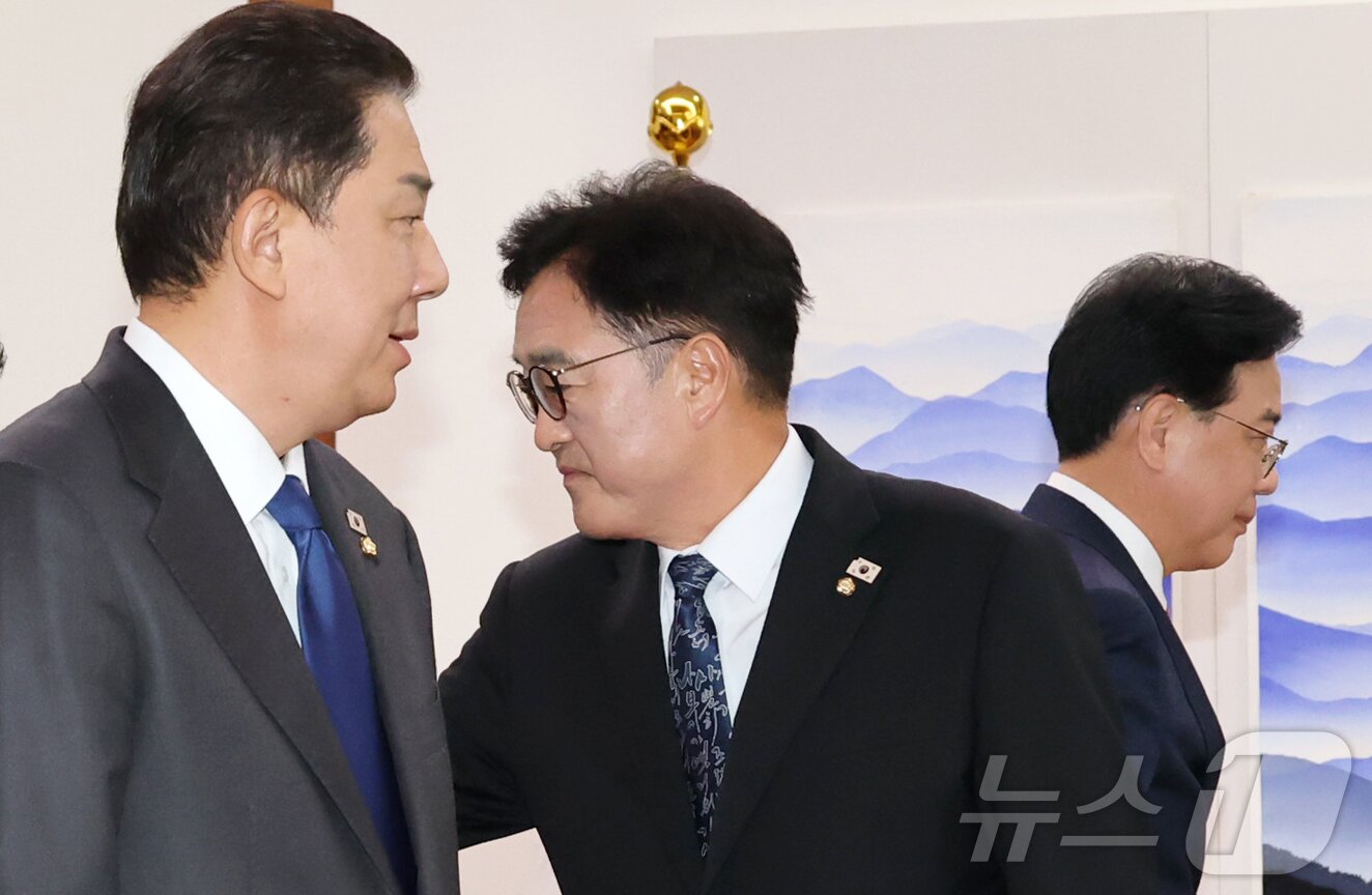 본문 이미지 - 우원식 국회의장(가운데)이 지난 25일 서울 여의도 국회 의장 집무실에서 열린 의장 주재 여야 원내대표 회동에서 김병기 더불어민주당(왼쪽), 송언석 국민의힘 원내대표와 인사를 하고 있다. (공동취재) 2025.9.25/뉴스1 ⓒ News1 신웅수 기자