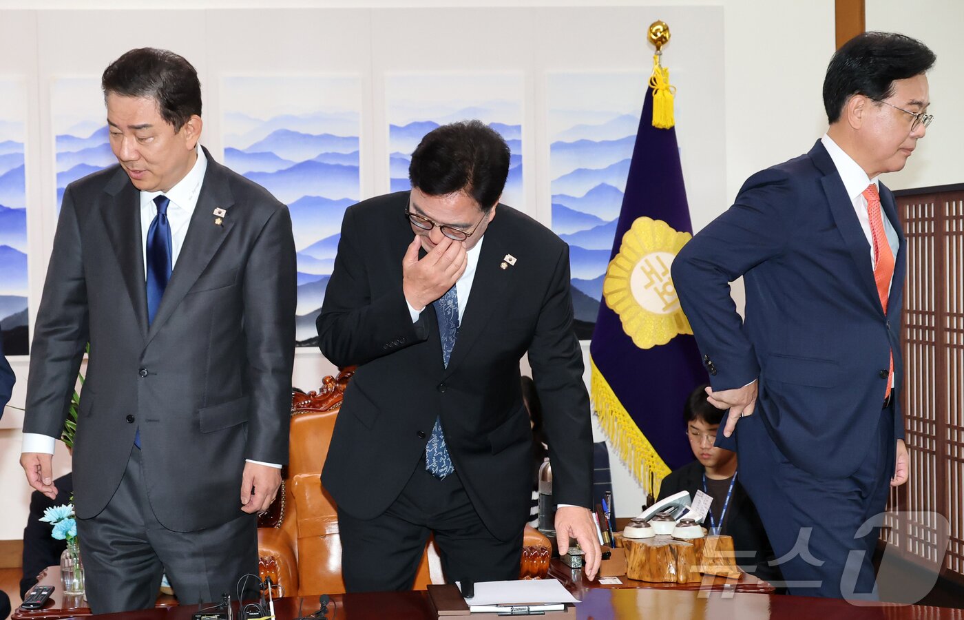 본문 이미지 - 우원식 국회의장&#40;가운데&#41;과 김병기 더불어민주당&#40;왼쪽&#41;, 송언석 국민의힘 원내대표가 25일 국회 의장 집무실에서 열린 의장주재 여야원내대표 회동에서 기념촬영을 마친 후 자리로 향하고 있다. 2025.9.25/뉴스1 ⓒ News1 신웅수 기자