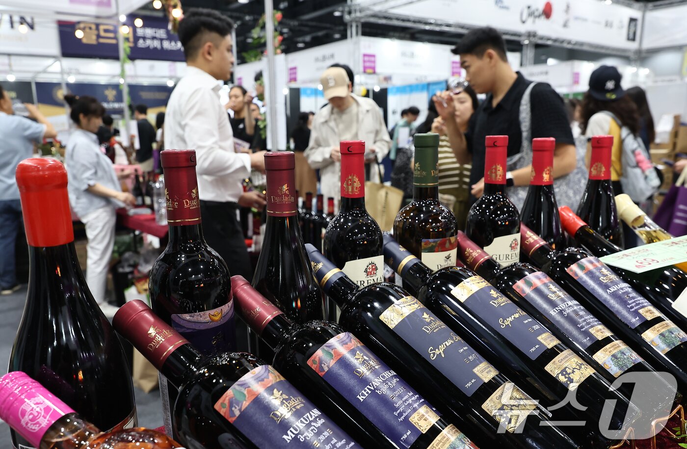 본문 이미지 - 25일 서울 강서구 코엑스 마곡에서 열린 &#39;서울국제주류&와인박람회&#39;에서 관람객들이 와인을 시음하고 있다. 2025.9.25/뉴스1 ⓒ News1 김도우 기자