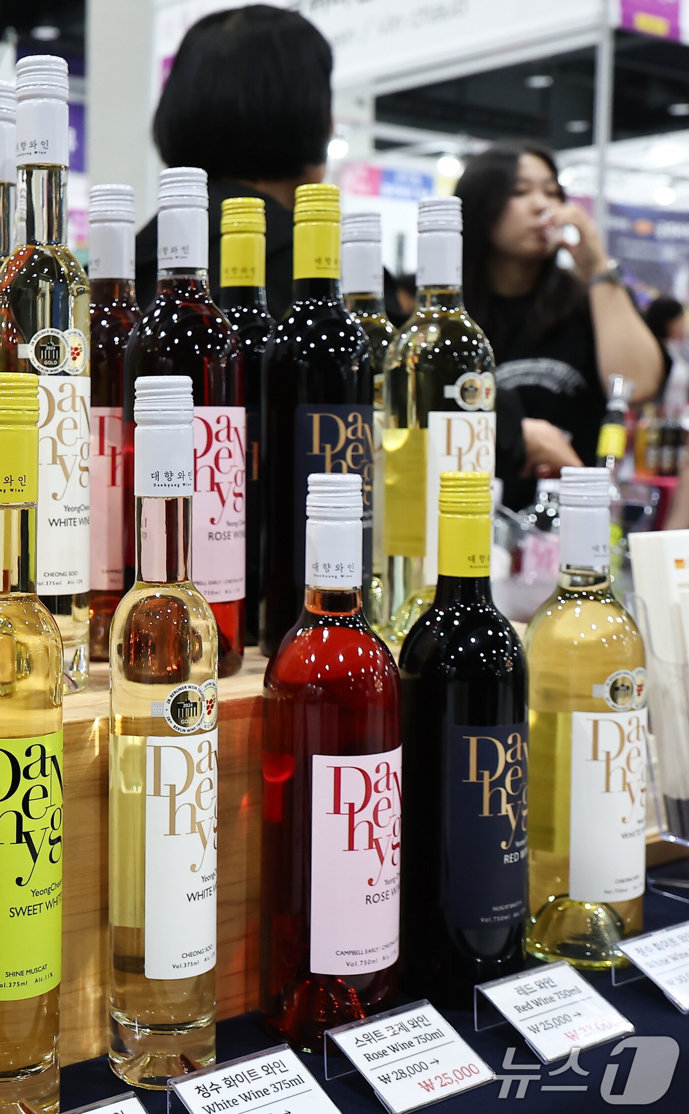 본문 이미지 - 25일 서울 강서구 코엑스 마곡에서 열린 &#39;서울국제주류&와인박람회&#39;에서 관람객들이 와인을 시음하고 있다. 2025.9.25/뉴스1 ⓒ News1 김도우 기자