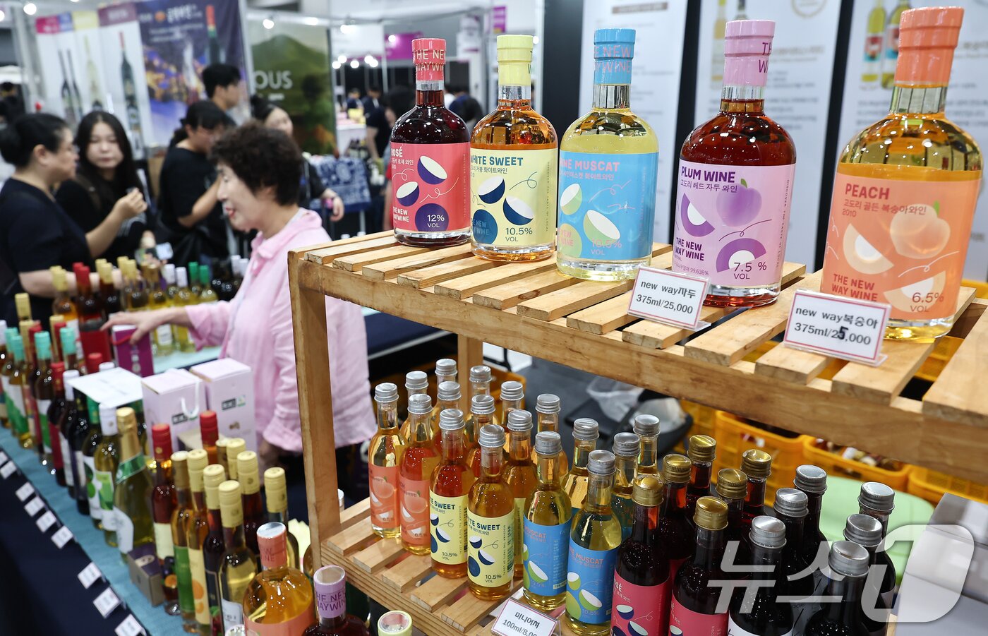 본문 이미지 - 25일 서울 강서구 코엑스 마곡에서 열린 &#39;서울국제주류&와인박람회&#39;에서 관람객들이 와인을 시음하고 있다. 2025.9.25/뉴스1 ⓒ News1 김도우 기자
