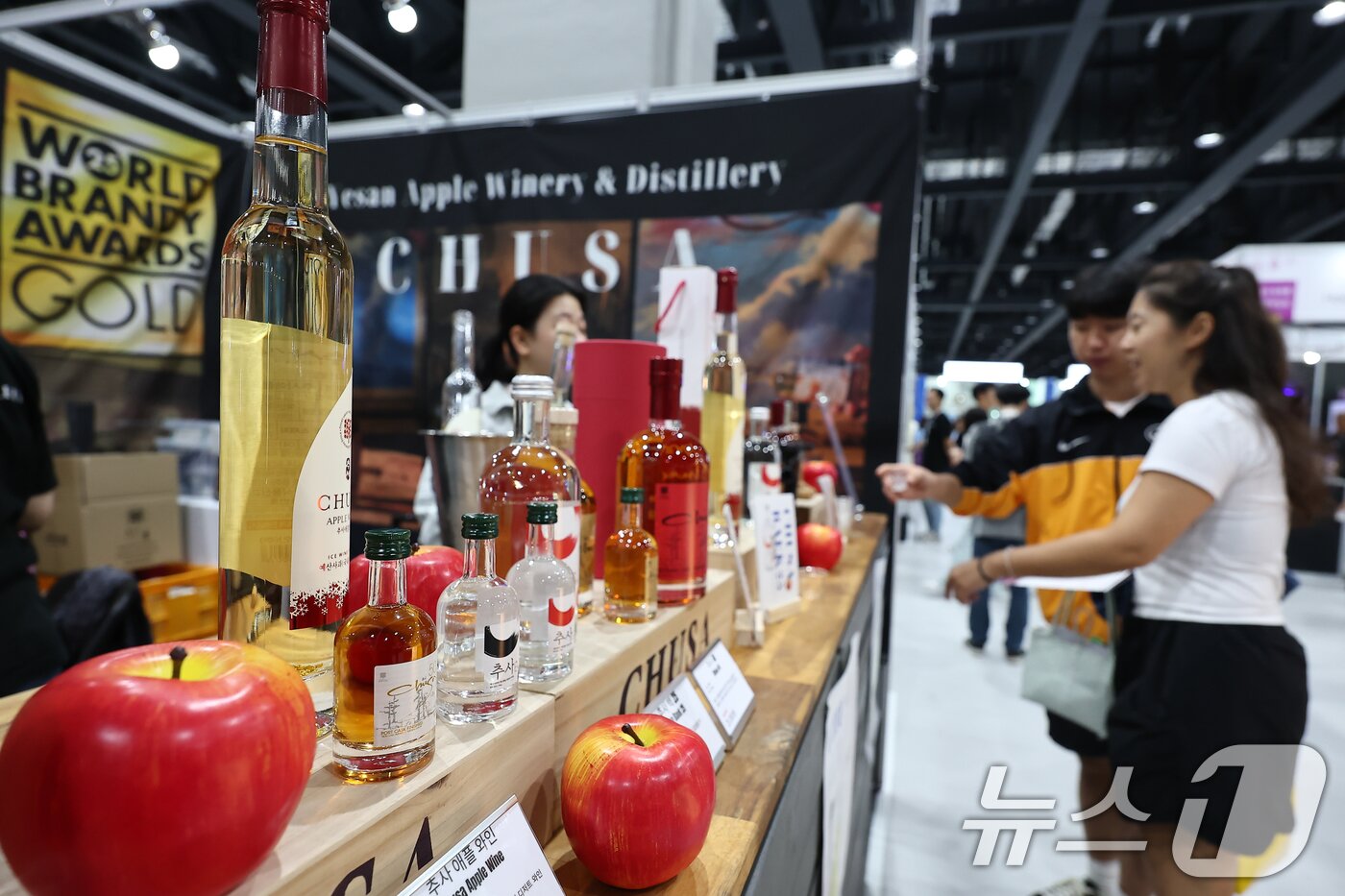 본문 이미지 - 25일 서울 강서구 코엑스 마곡에서 열린 &#39;서울국제주류&와인박람회&#39;에서 관람객들이 예산 사과로 만든 와인을 시음하고 있다. 2025.9.25/뉴스1 ⓒ News1 김도우 기자