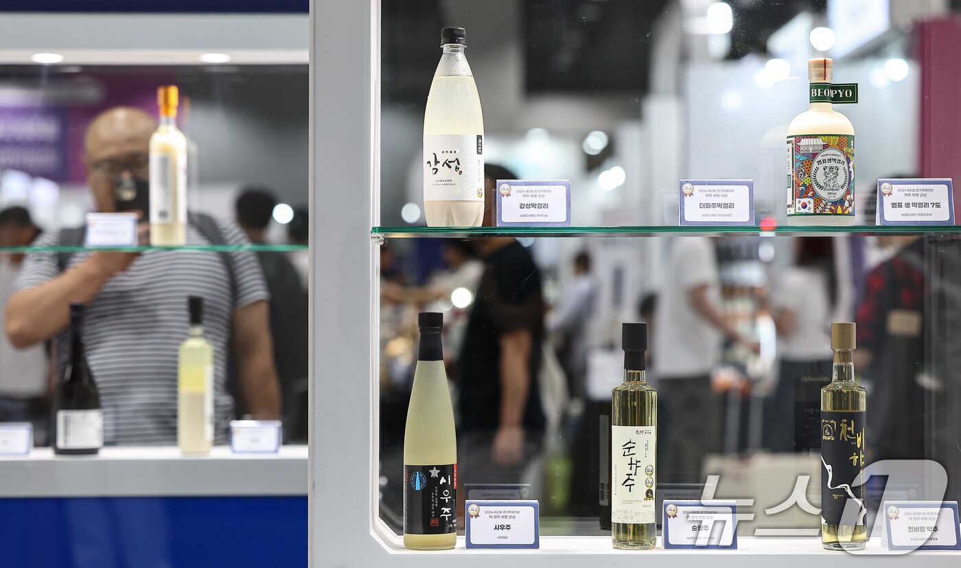 본문 이미지 - 25일 서울 강서구 코엑스 마곡에서 열린 &#39;서울국제주류&와인박람회&#39;에서 관람객들이 전통주를 살펴보고 있다. 2025.9.25/뉴스1 ⓒ News1 김도우 기자