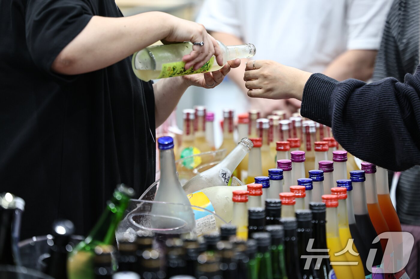 본문 이미지 - 25일 서울 강서구 코엑스 마곡에서 열린 &#39;서울국제주류&와인박람회&#39;에서 관람객들이 일본술을 시음하고 있다. 2025.9.25/뉴스1 ⓒ News1 김도우 기자