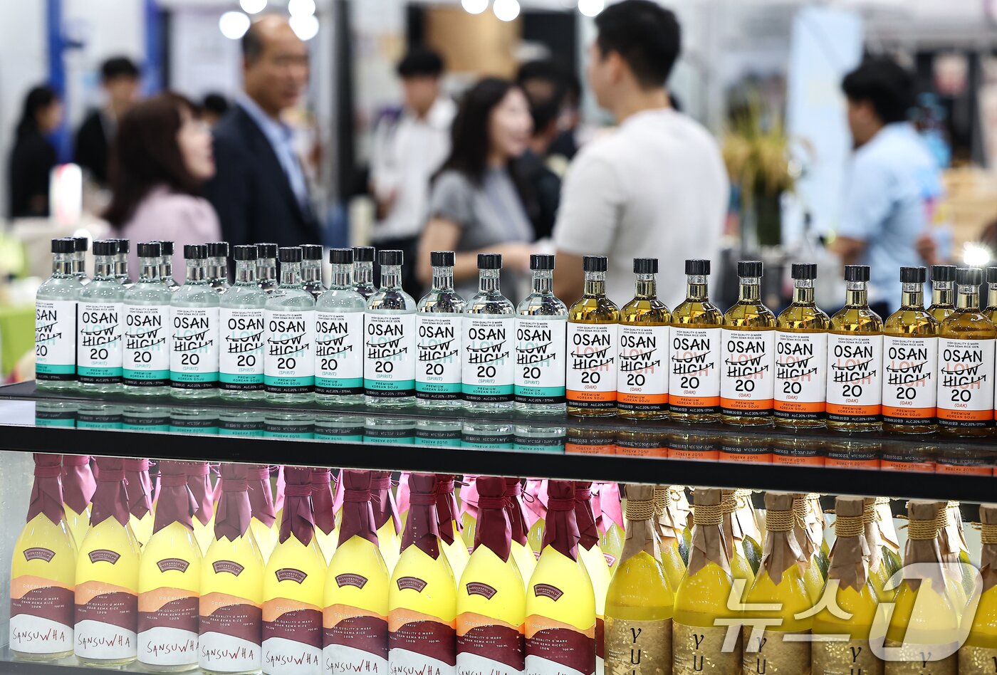 본문 이미지 - 25일 서울 강서구 코엑스 마곡에서 열린 &#39;서울국제주류&와인박람회&#39;에서 관람객들이 술을 시음하고 있다. 2025.9.25/뉴스1 ⓒ News1 김도우 기자